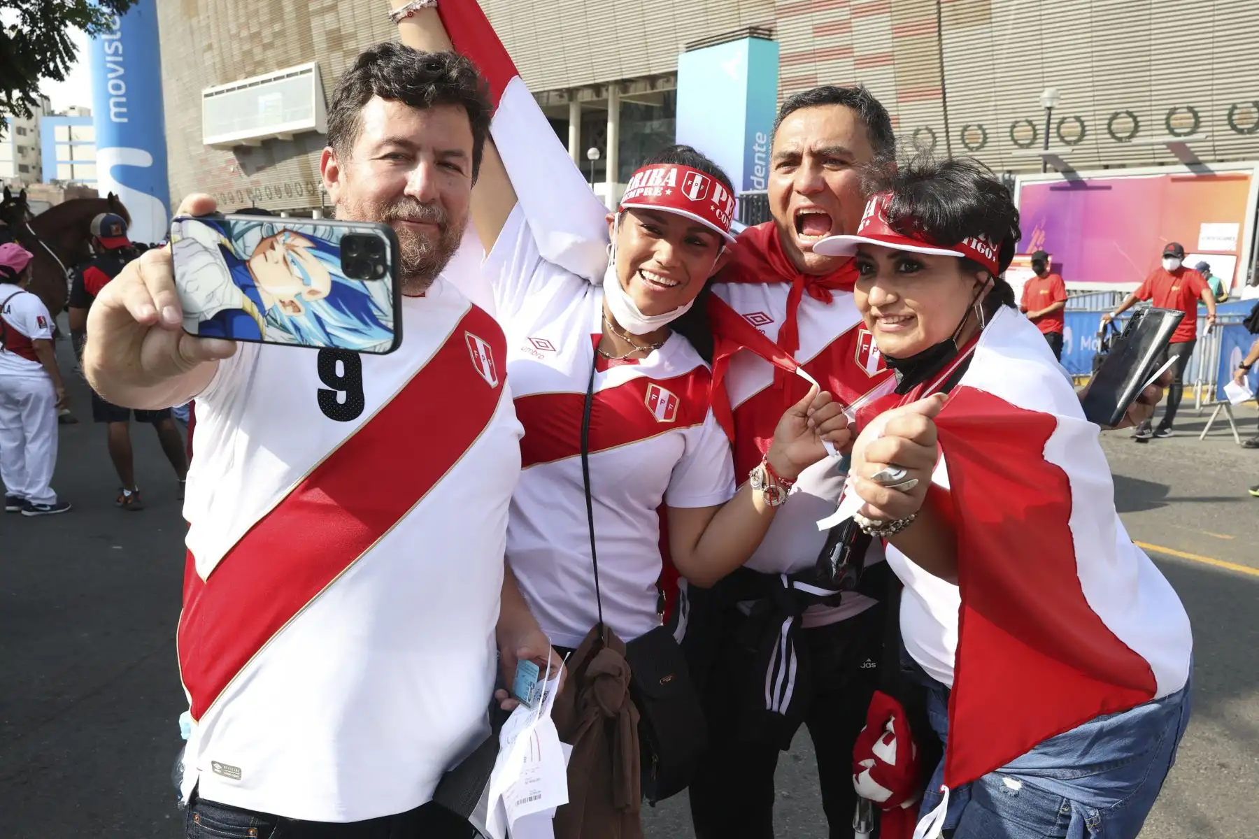 Más de 40 mil aficionados asistirán al Estadio Nacional para seguir de cerca las incidencias el trascendental partido entre Perú y Paraguay, por la jornada 18 de las eliminatorias al Mundial Catar 2022 y para ingresar al escenario deportivo los hinchas deberán cumplir algunos requisitos de bioseguridad. Foto: ANDINA/Vidal Tarqui