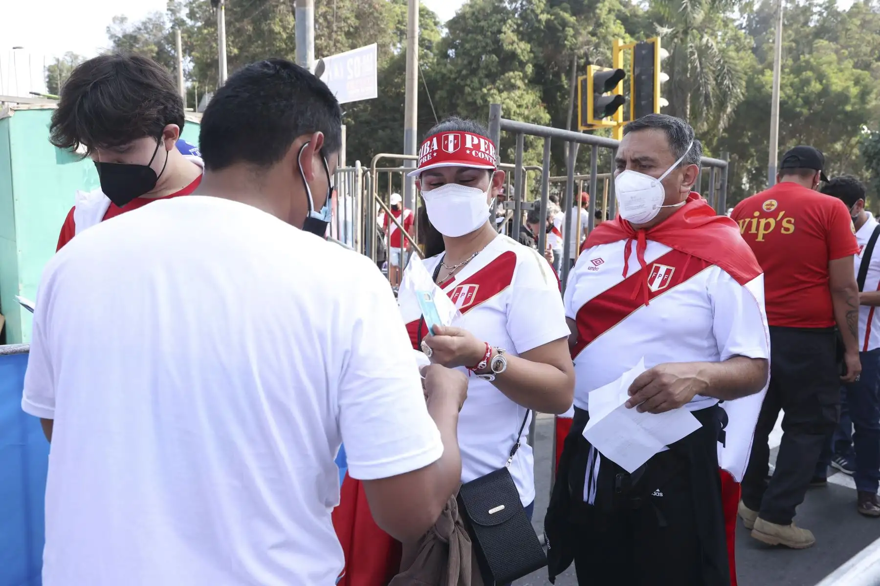 Más de 40 mil aficionados asistirán al Estadio Nacional para seguir de cerca las incidencias el trascendental partido entre Perú y Paraguay, por la jornada 18 de las eliminatorias al Mundial Catar 2022 y para ingresar al escenario deportivo los hinchas deberán cumplir algunos requisitos de bioseguridad. Foto: ANDINA/Vidal Tarqui