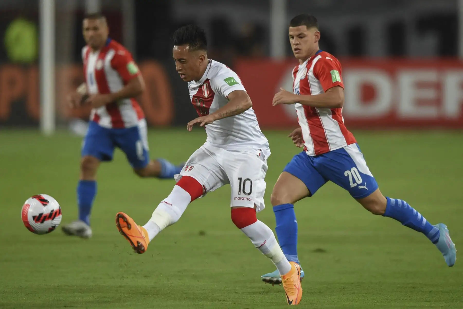 Christian Cueva (L) de Perú y Richard Sánchez de Paraguay compiten por el balón durante su partido de fútbol de clasificación sudamericano para la Copa Mundial de la FIFA Catar 2022 en el Estadio Nacional de Lima. Foto: AFP