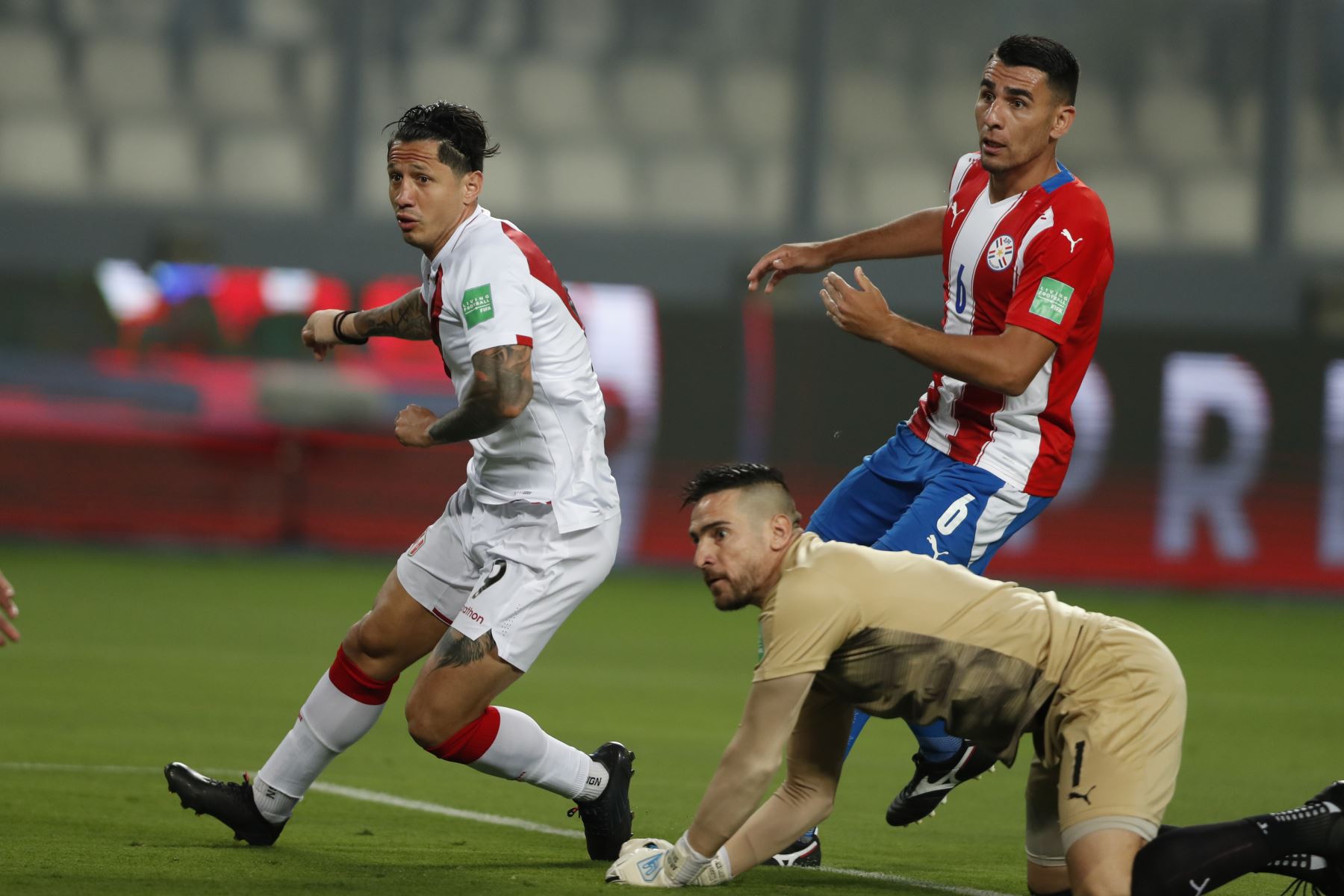 Gianluca Lapadula (i) de Perú anota la ventaja 1-0 hoy durante un partido de las eliminatorias sudamericanas para el Mundial de Catar 2022 entre Perú y Paraguay, en el estadio Nacional de Lima. Foto: EFE