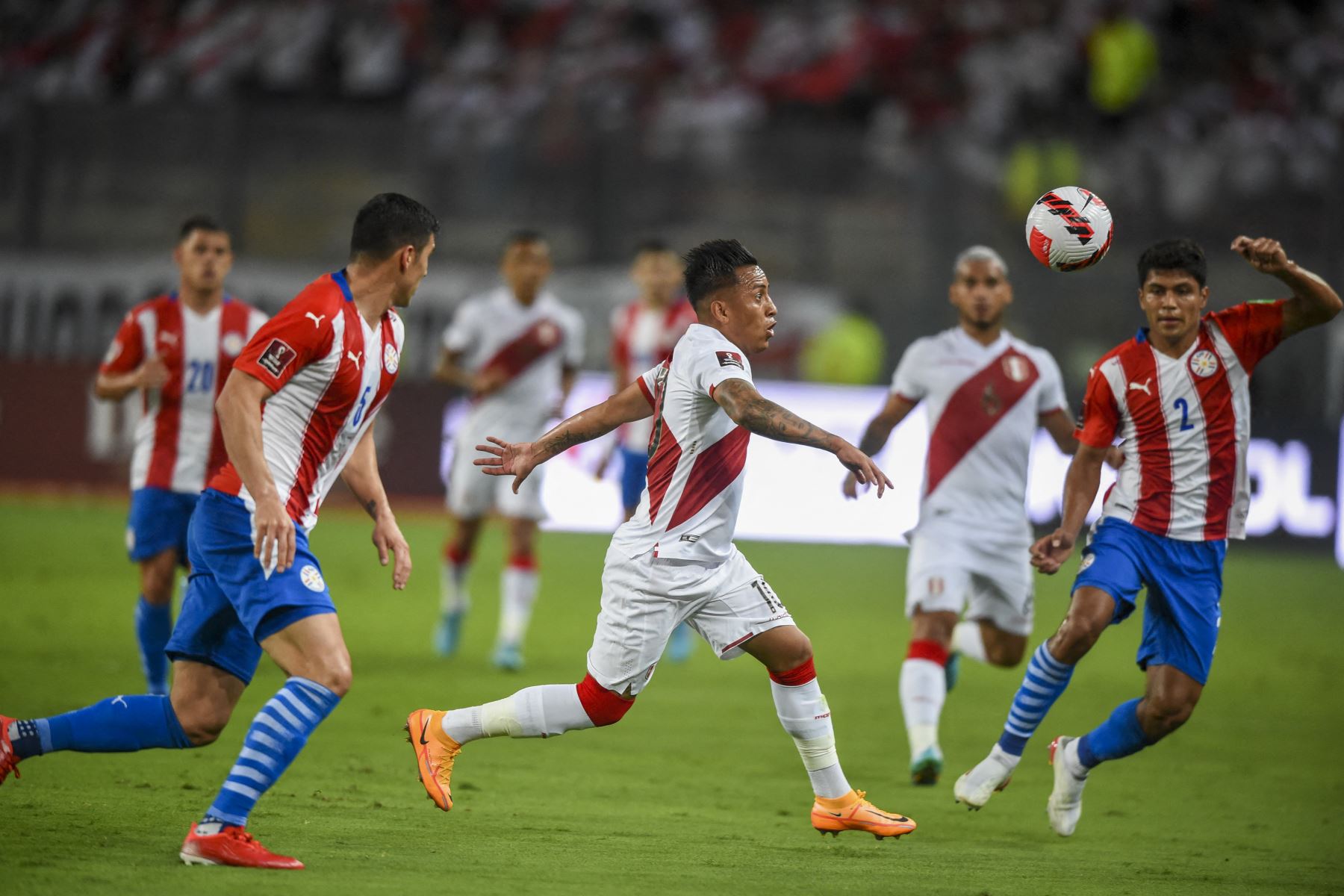 Christian Cueva (C) de Perú y Robert Rojas (D) de Paraguay compiten por el balón durante su partido de fútbol clasificatorio sudamericano para la Copa Mundial de la FIFA Catar 2022 en el Estadio Nacional de Lima. Foto: AFP