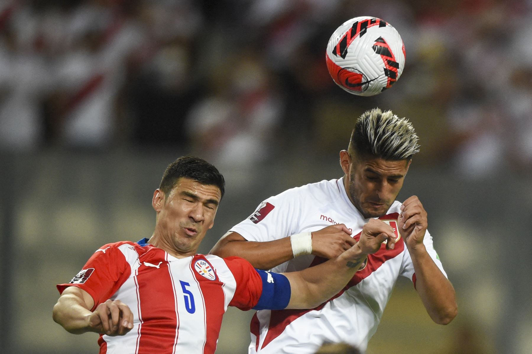 Fabian Balbuena (L) de Paraguay y Carlos Zambrano de Perú compiten por el balón durante su partido de fútbol de clasificación sudamericano para la Copa Mundial de la FIFA Catar 2022 en el Estadio Nacional de Lima. Foto: AFP