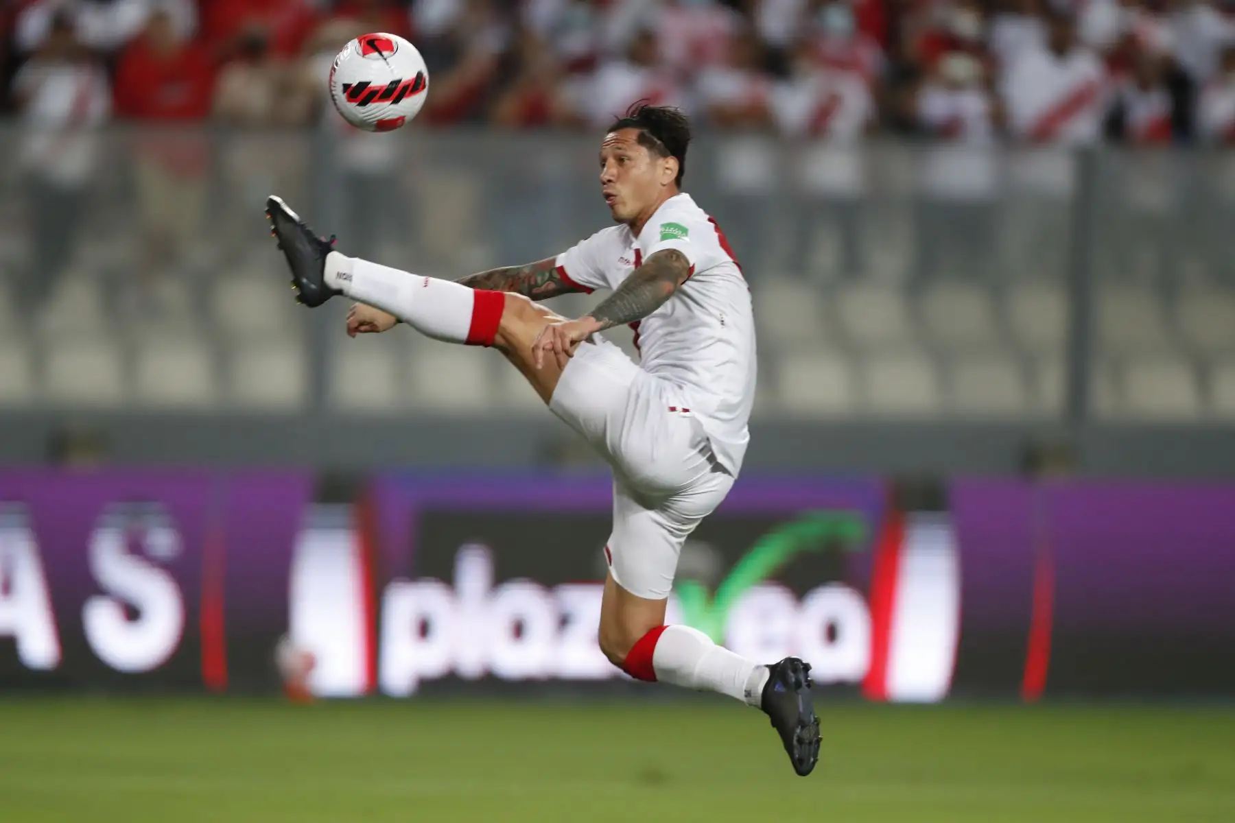 Gianluca Lapadula de Perú controla el balón hoy durante un partido de las eliminatorias sudamericanas para el Mundial de Catar 2022 entre Perú y Paraguay, en el estadio Nacional en Lima. Foto: EFE