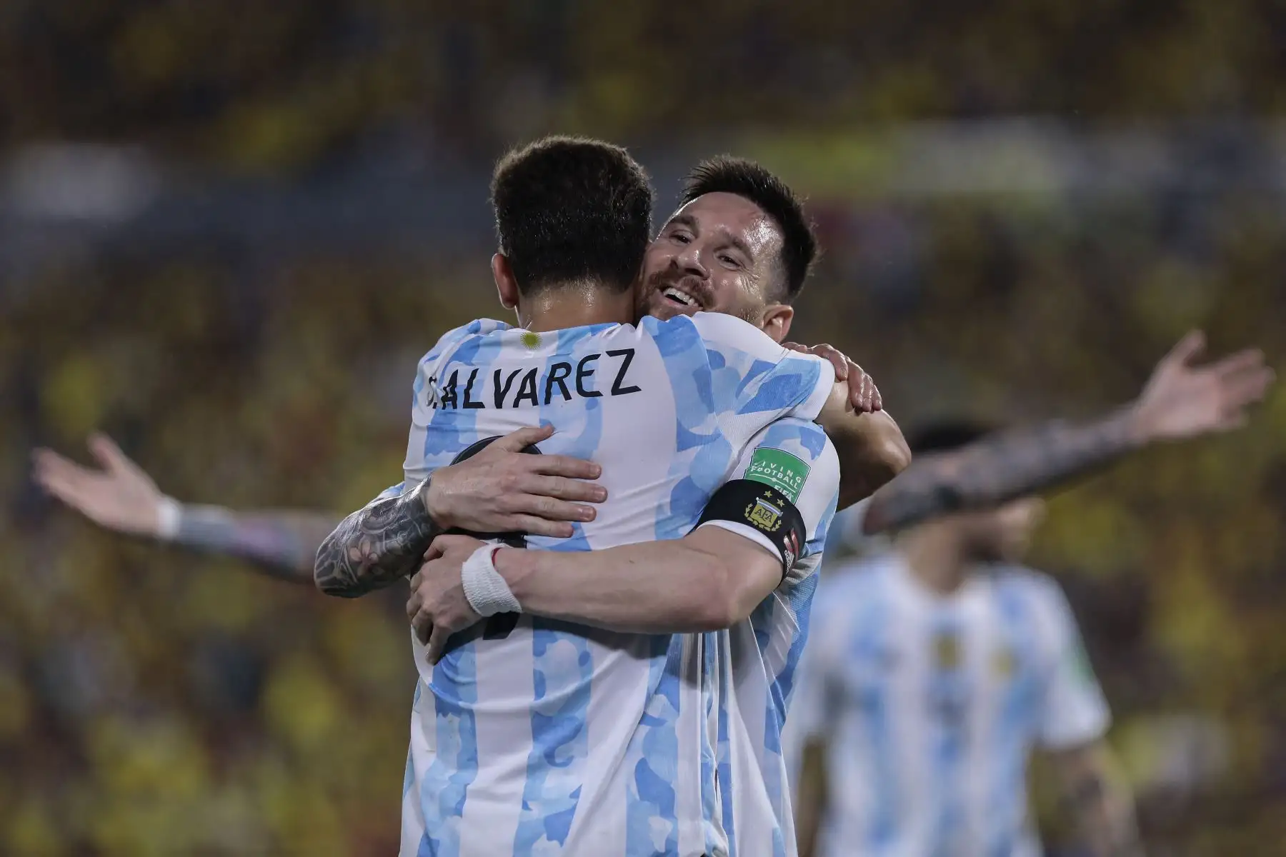 El argentino Julián Álvarez celebra con Lionel Messi después de anotar contra Ecuador durante su partido de fútbol de clasificación sudamericano para la Copa Mundial de la FIFA Catar 2022 en el Estadio Monumental Isidro Romero en Guayaquil, Ecuador. Foto: AFP