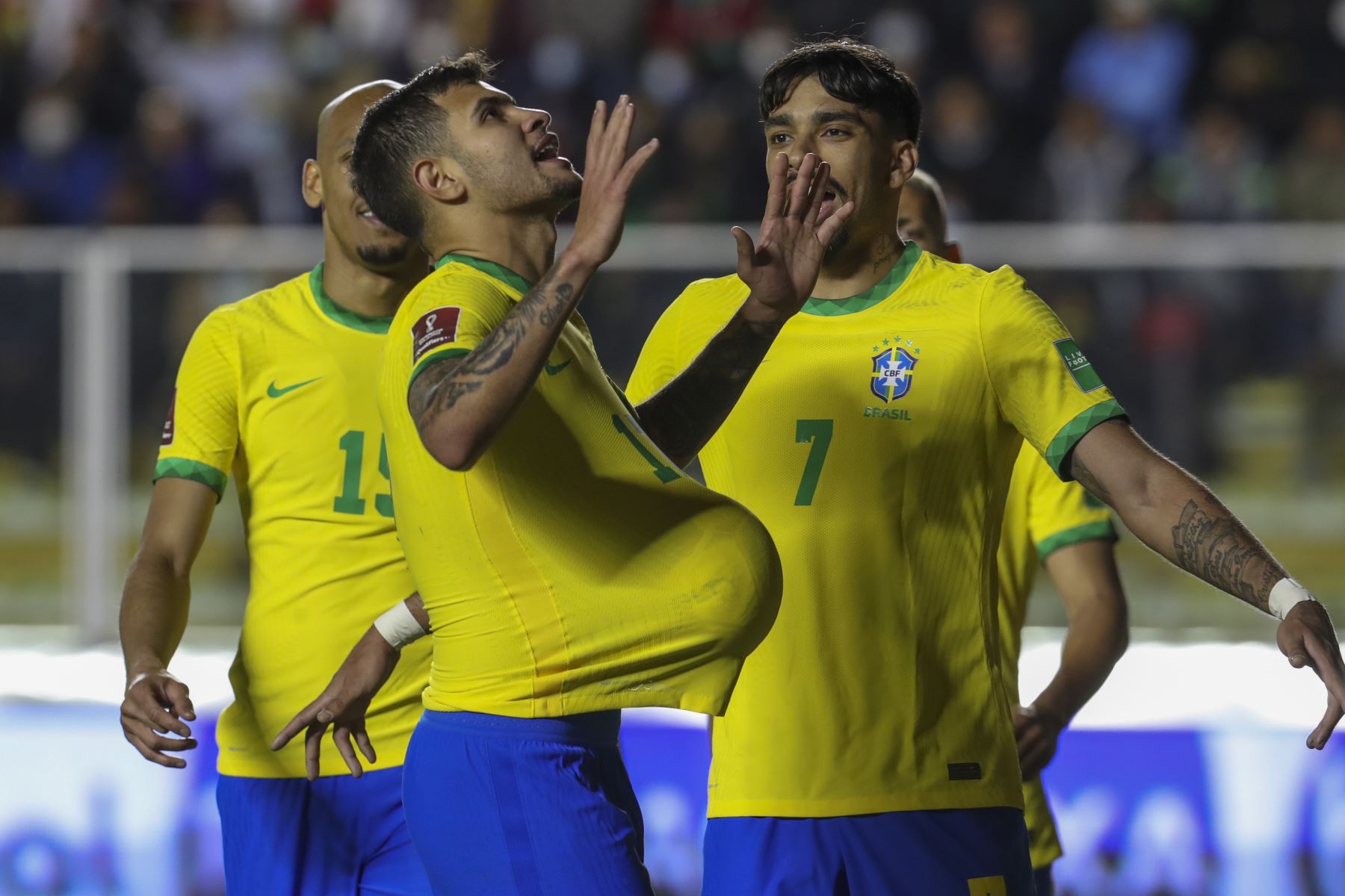Bruno Guimarães de Brasil celebra un gol hoy, en un partido de las eliminatorias sudamericanas para el Mundial de Catar 2022 entre Bolivia y Brasil, en el estadio Hernando Siles en La Paz. Foto: EFE