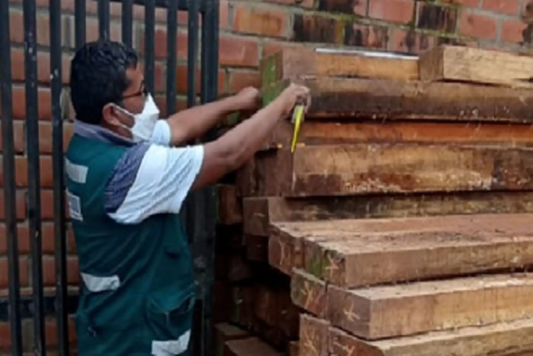 El adquirir, transformar, comercializar, exportar y/o poseer productos o subproductos forestales, extraídos sin autorización es sancionado con multas que fluctúan entre los 0.1 y 5000 UIT, de acuerdo a los criterios de gradualidad.