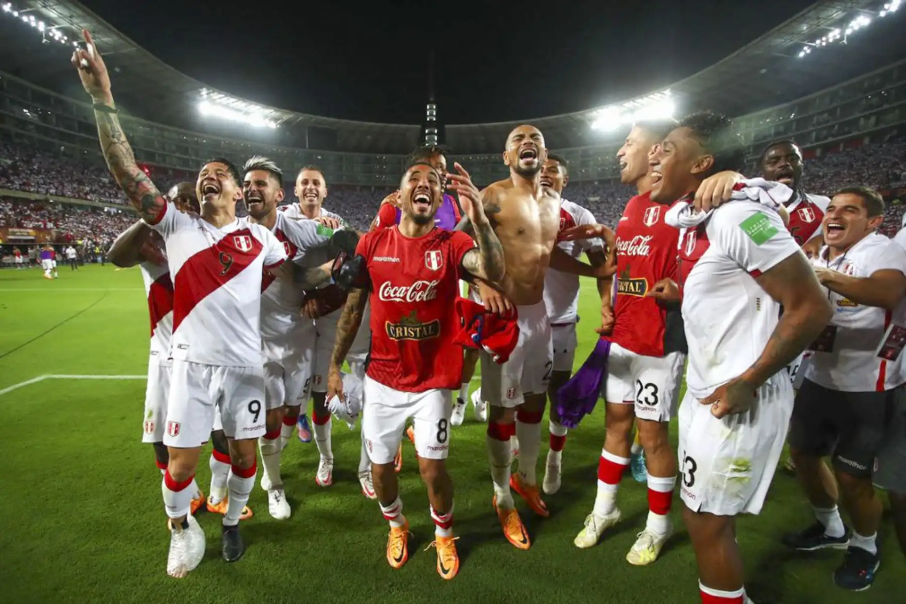Un emotivo momento se vivió esta noche en el Estadio Nacional, tras el partido Perú-Paraguay, cuando integrantes del seleccionado nacional y los hinchas cantaron juntos el clásico "Contigo Perú" tras haber ganado el encuentro entre Paraguay y pasar al repechaje por la clasificación para la Copa Mundial de la FIFA Catar 2022. Foto: FPF