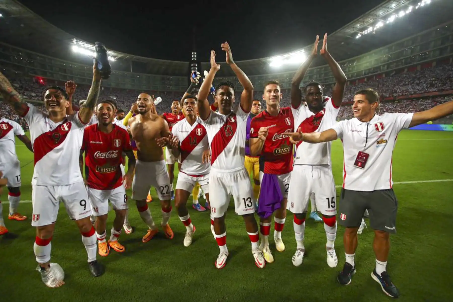 Un emotivo momento se vivió esta noche en el Estadio Nacional, tras el partido Perú-Paraguay, cuando integrantes del seleccionado nacional y los hinchas cantaron juntos el clásico "Contigo Perú" tras haber ganado el encuentro entre Paraguay y pasar al repechaje por la clasificación para la Copa Mundial de la FIFA Catar 2022. Foto: FPF