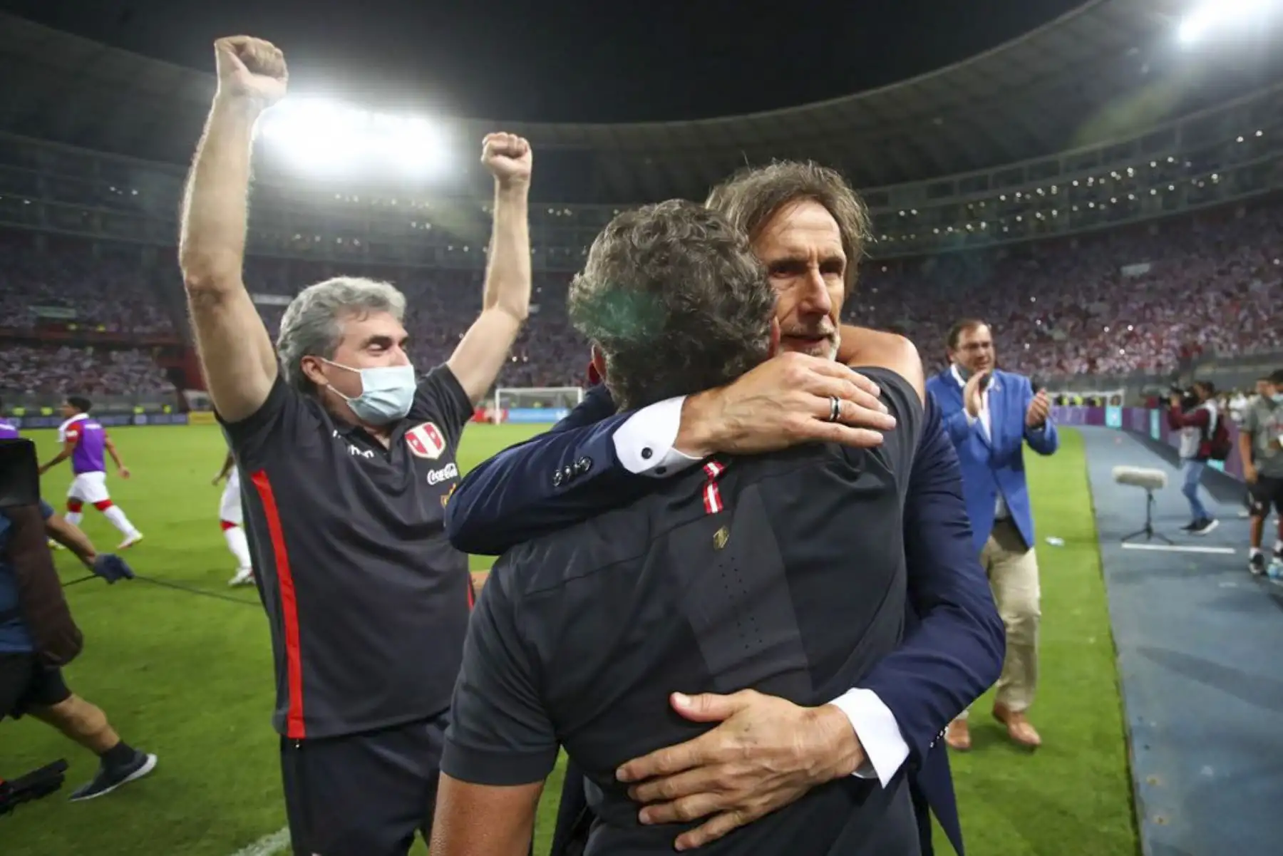 Un emotivo momento se vivió esta noche en el Estadio Nacional, tras el partido Perú-Paraguay, cuando integrantes del seleccionado nacional y los hinchas cantaron juntos el clásico "Contigo Perú" tras haber ganado el encuentro entre Paraguay y pasar al repechaje por la clasificación para la Copa Mundial de la FIFA Catar 2022. Foto: FPF