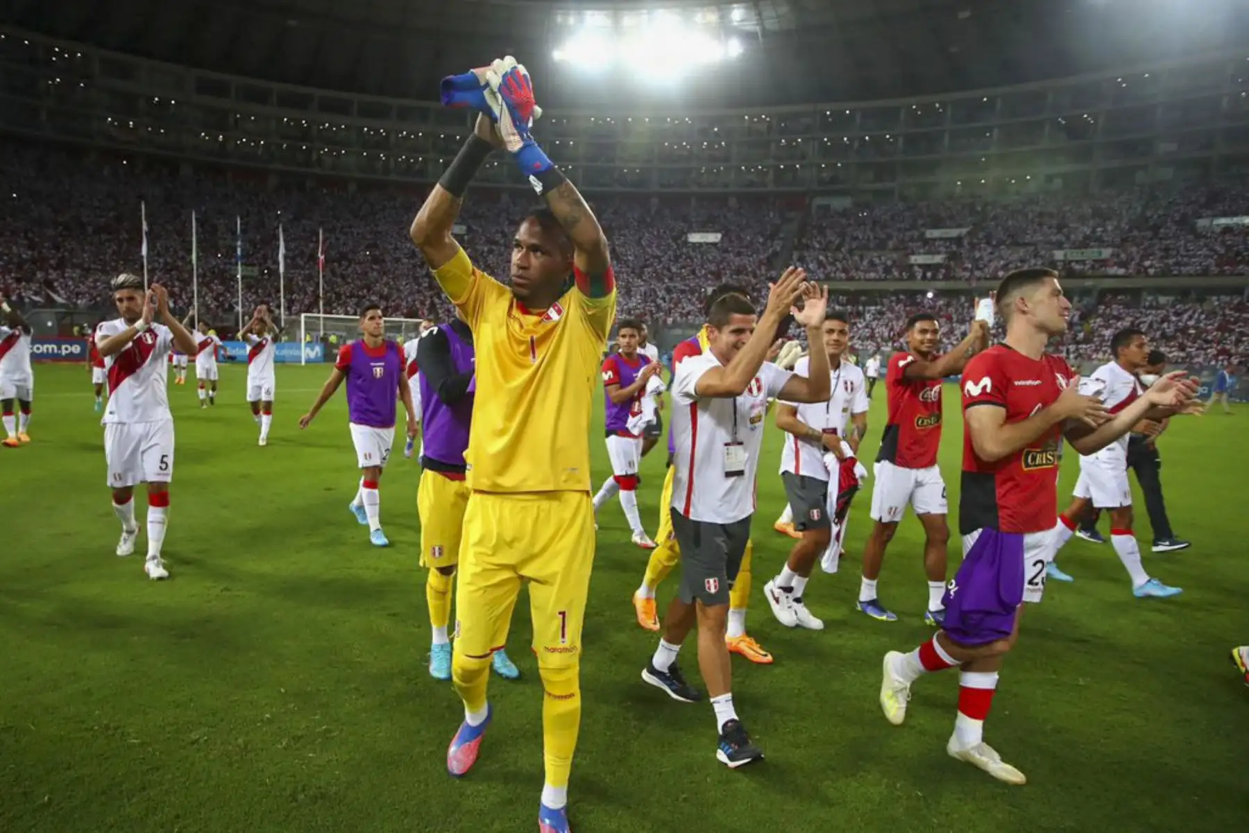 Un emotivo momento se vivió esta noche en el Estadio Nacional, tras el partido Perú-Paraguay, cuando integrantes del seleccionado nacional y los hinchas cantaron juntos el clásico "Contigo Perú" tras haber ganado el encuentro entre Paraguay y pasar al repechaje por la clasificación para la Copa Mundial de la FIFA Catar 2022. Foto: FPF