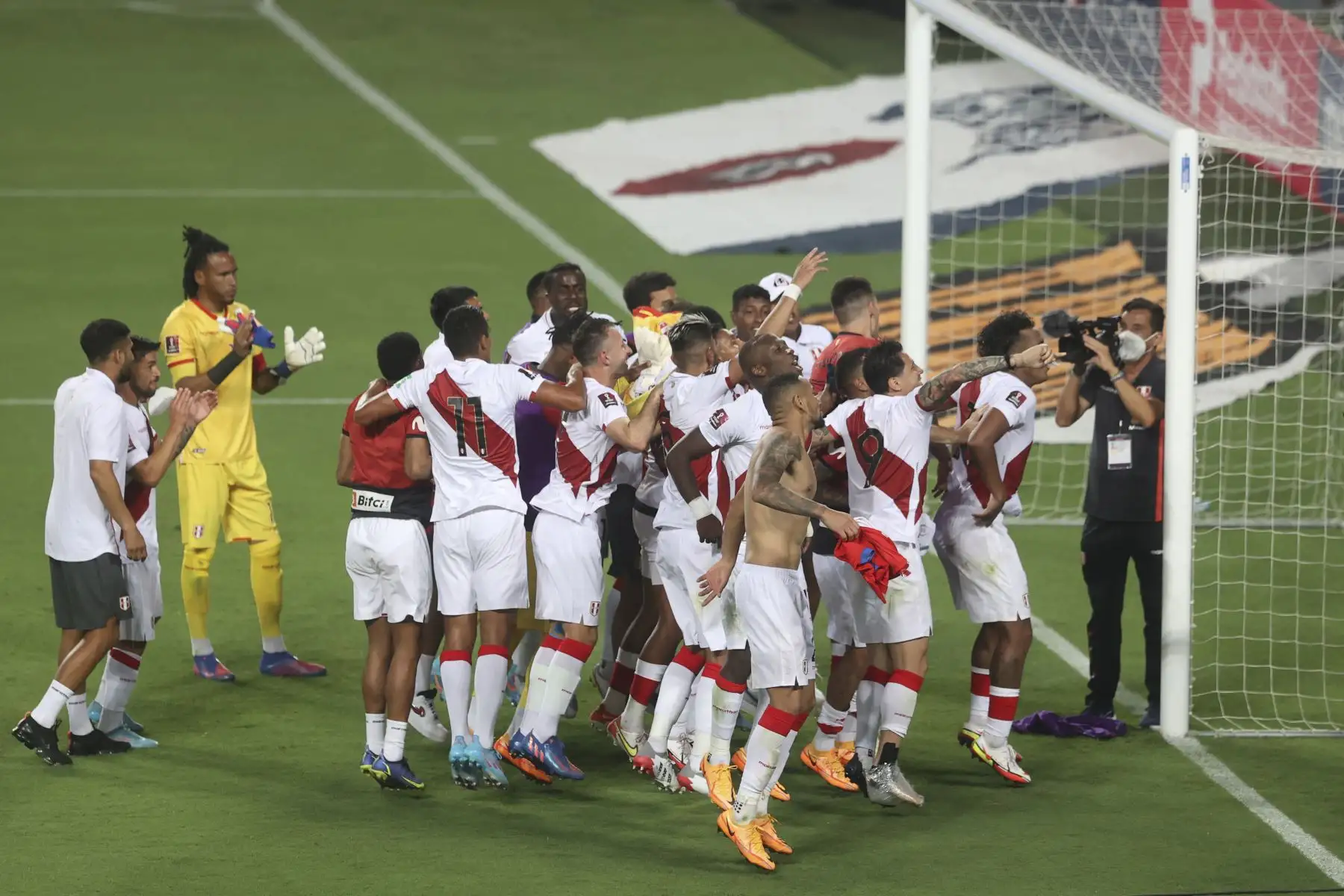 Un emotivo momento se vivió esta noche en el Estadio Nacional, tras el partido Perú-Paraguay, cuando integrantes del seleccionado nacional y los hinchas cantaron juntos el clásico "Contigo Perú" tras haber ganado el encuentro entre Paraguay y pasar al repechaje por la clasificación para la Copa Mundial de la FIFA Catar 2022. Foto: ANDINA/Vidal Tarqui