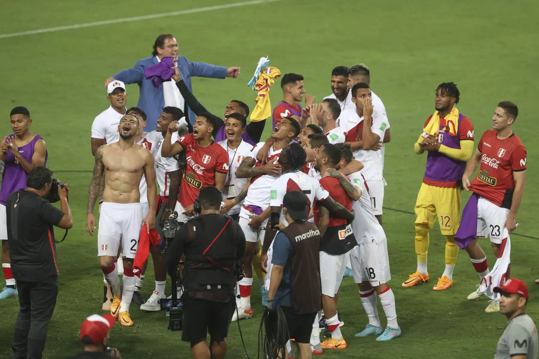 Un emotivo momento se vivió esta noche en el Estadio Nacional, tras el partido Perú-Paraguay, cuando integrantes del seleccionado nacional y los hinchas cantaron juntos el clásico "Contigo Perú" tras haber ganado el encuentro entre Paraguay y pasar al repechaje por la clasificación para la Copa Mundial de la FIFA Catar 2022. Foto: ANDINA/Vidal Tarqui