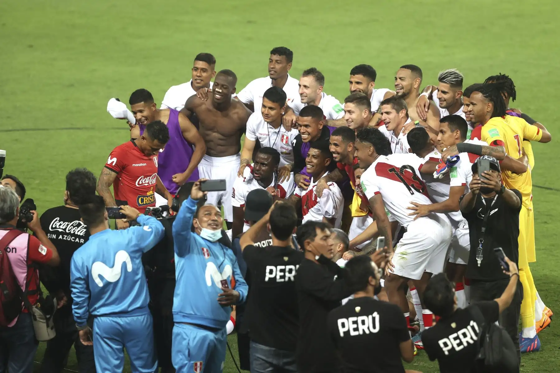 Un emotivo momento se vivió esta noche en el Estadio Nacional, tras el partido Perú-Paraguay, cuando integrantes del seleccionado nacional y los hinchas cantaron juntos el clásico "Contigo Perú" tras haber ganado el encuentro entre Paraguay y pasar al repechaje por la clasificación para la Copa Mundial de la FIFA Catar 2022. Foto: ANDINA/Vidal Tarqui