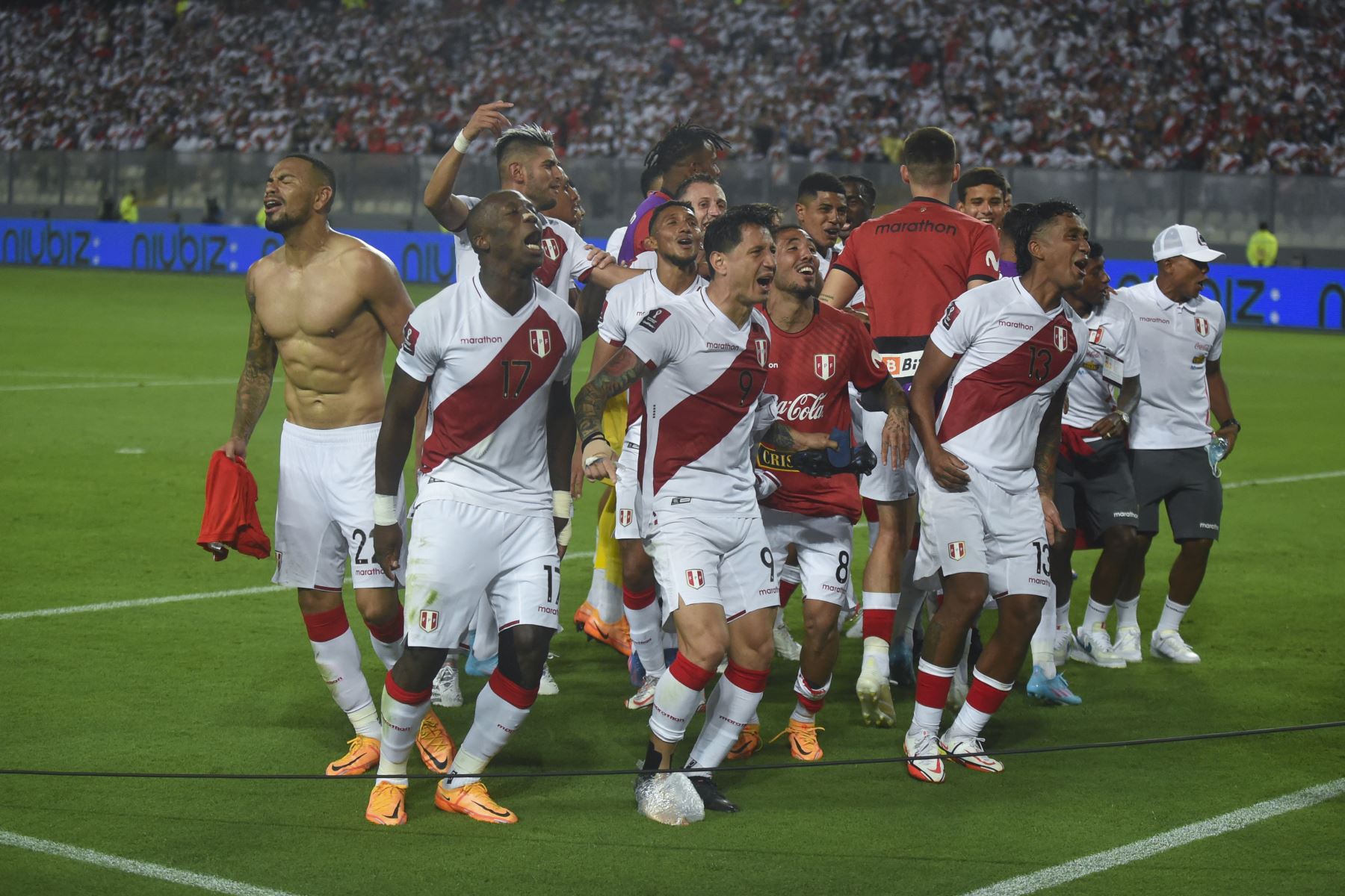 Los jugadores peruanos celebran después de derrotar a Paraguay en su partido de fútbol de clasificación sudamericana para la Copa Mundial de la FIFA Qatar 2022 en el Estadio Nacional de Lima. Foto: AFP