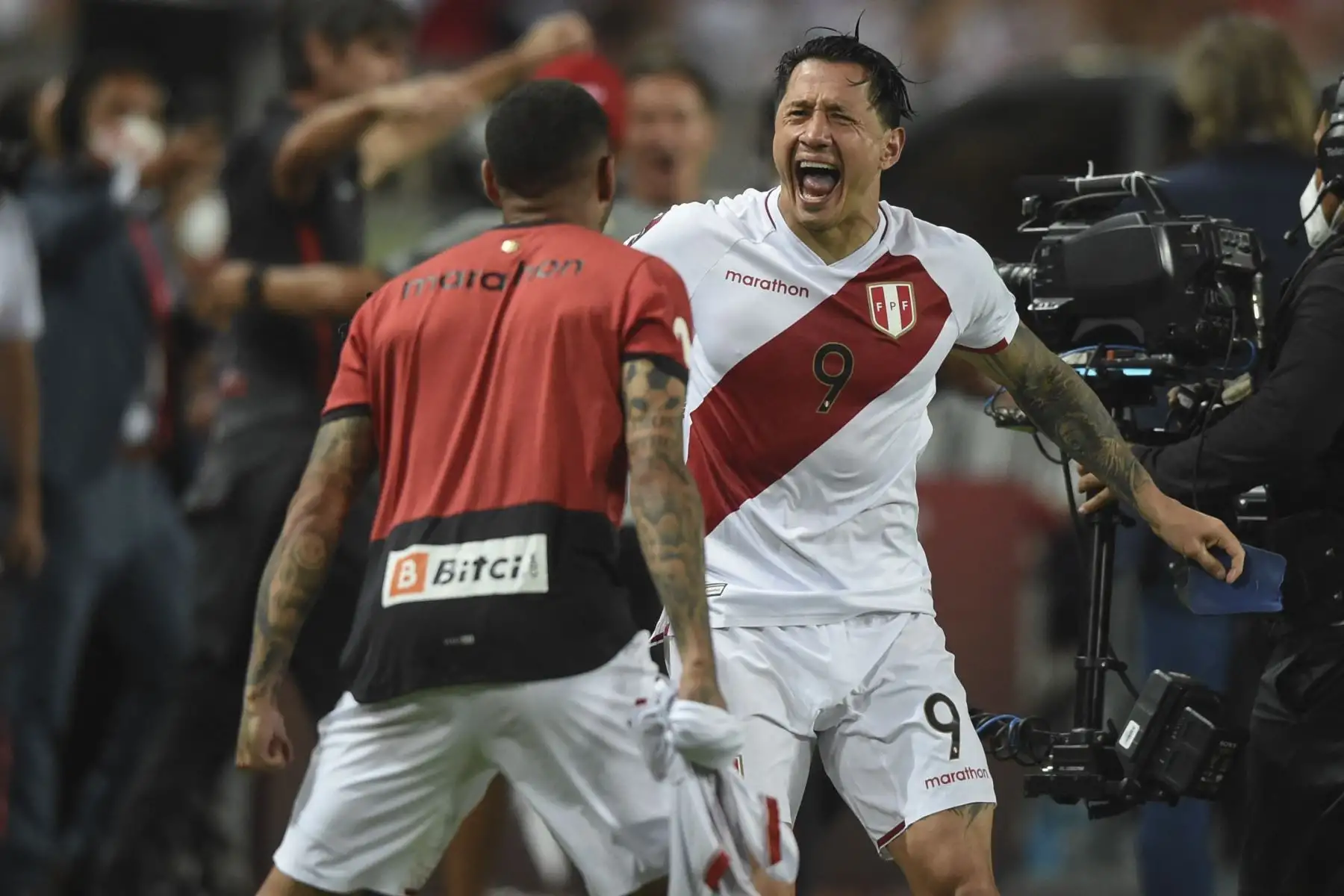 Gianluca Lapadula de Perú celebra después de derrotar a Paraguay en su partido de fútbol clasificatorio sudamericano para la Copa Mundial de la FIFA Catar 2022 en el Estadio Nacional de Lima. Foto: AFP