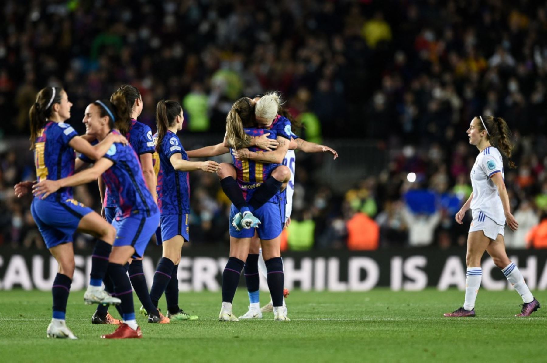 Barcelona femenino selló su clasificación para las semifinales de la Liga de Campeones tras imponerse al Real Madrid (5-2)