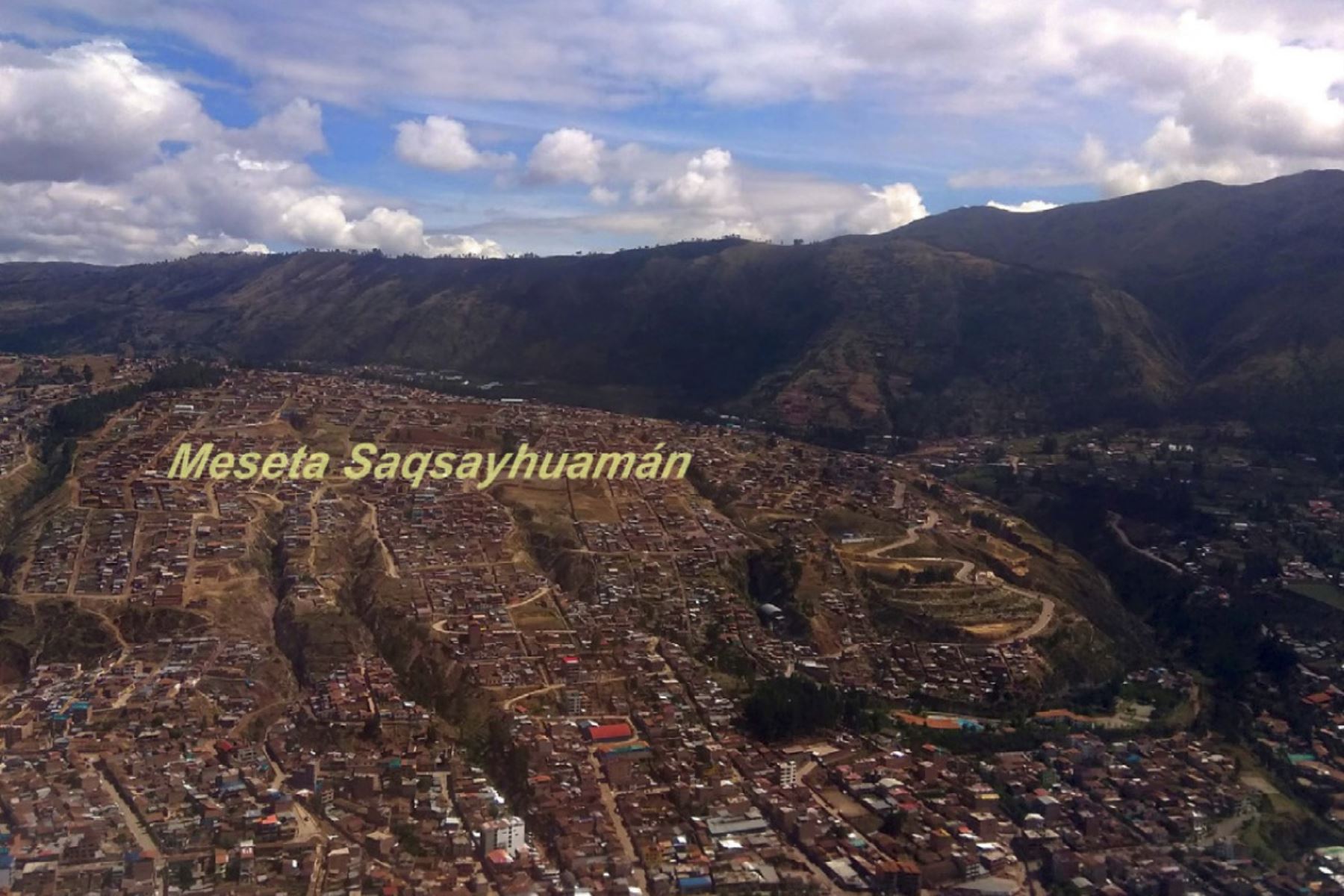 La falla geológica Tambomachay es visible a lo largo del valle de la ciudad del Cusco. Foto: ANDINA/Ingemmet