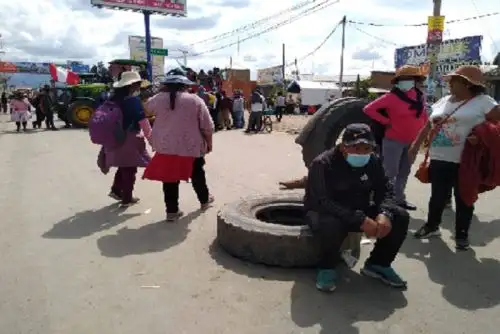 Una representante del Ministerio Público llegó al lugar para dialogar con los dirigentes de los manifestantes.