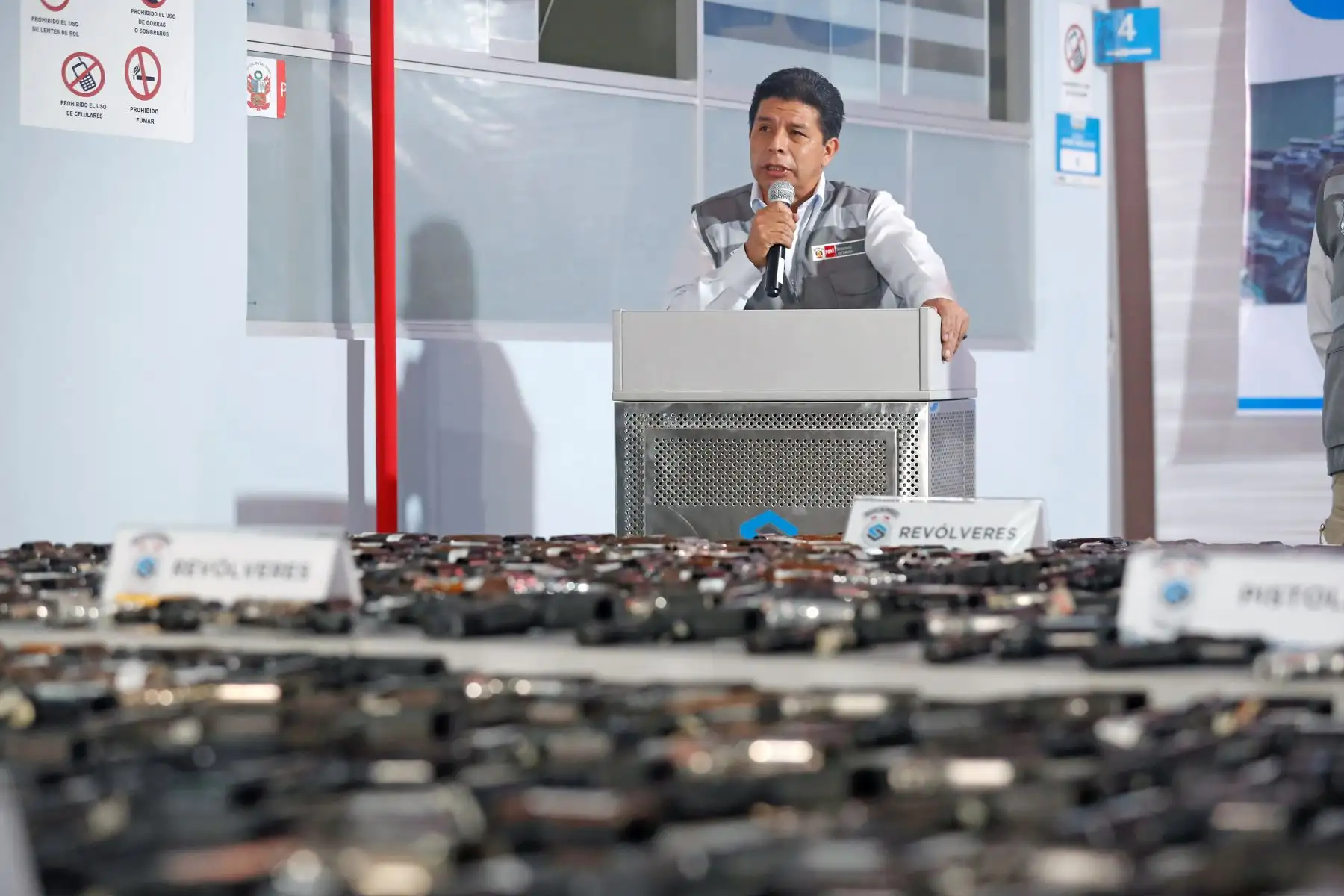 Presidente de la República, Pedro Castillo, junto con el titular del Mininter, lidera la presentación de armas recuperadas por la SUCAMEC en los últimos 30 días. Foto: ANDINA/Prensa Presidencia