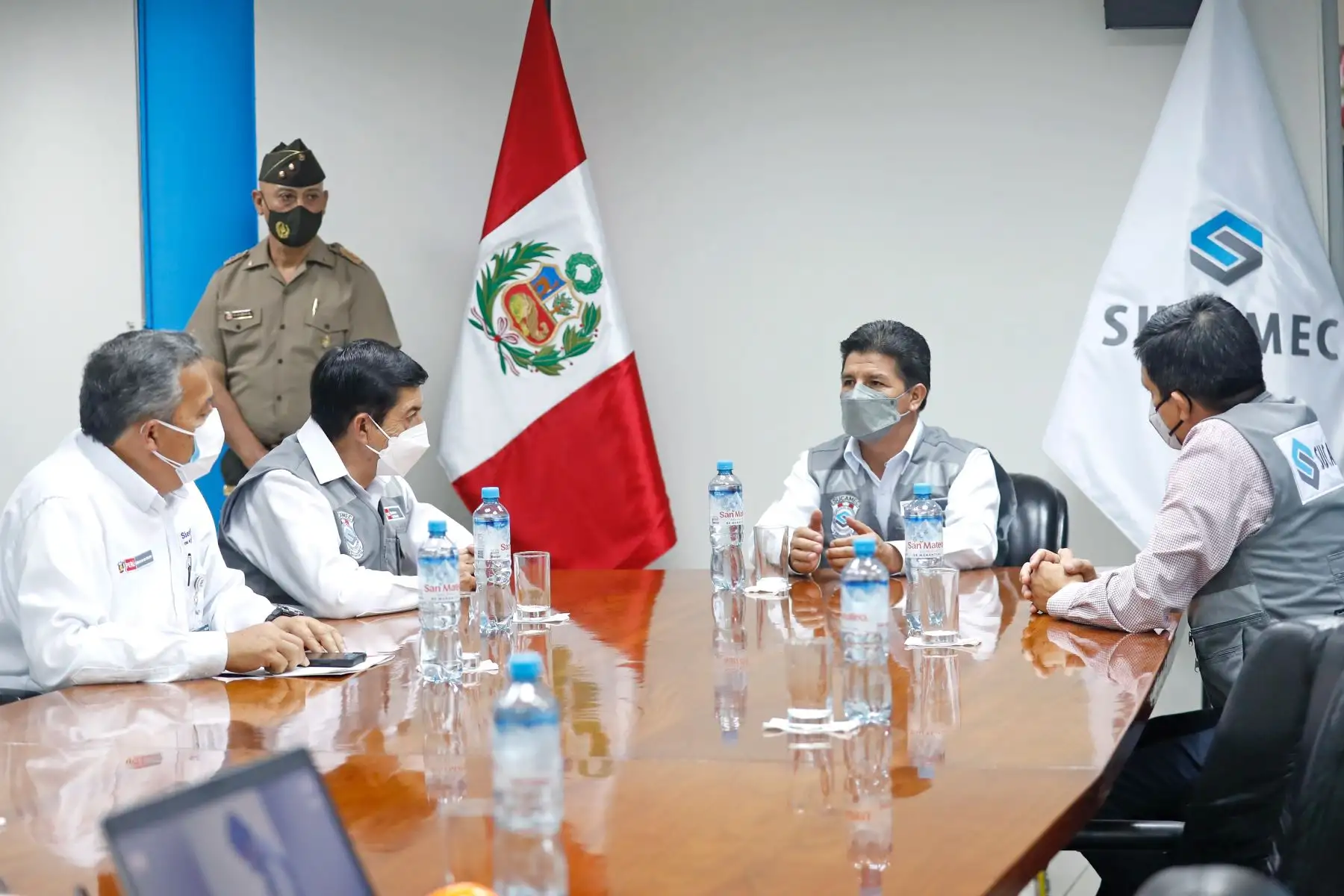 Presidente de la República, Pedro Castillo, junto al titular del Mininter, lidera la presentación de armas recuperadas por la SUCAMEC en los últimos 30 días. Foto: ANDINA/Prensa Presidencia