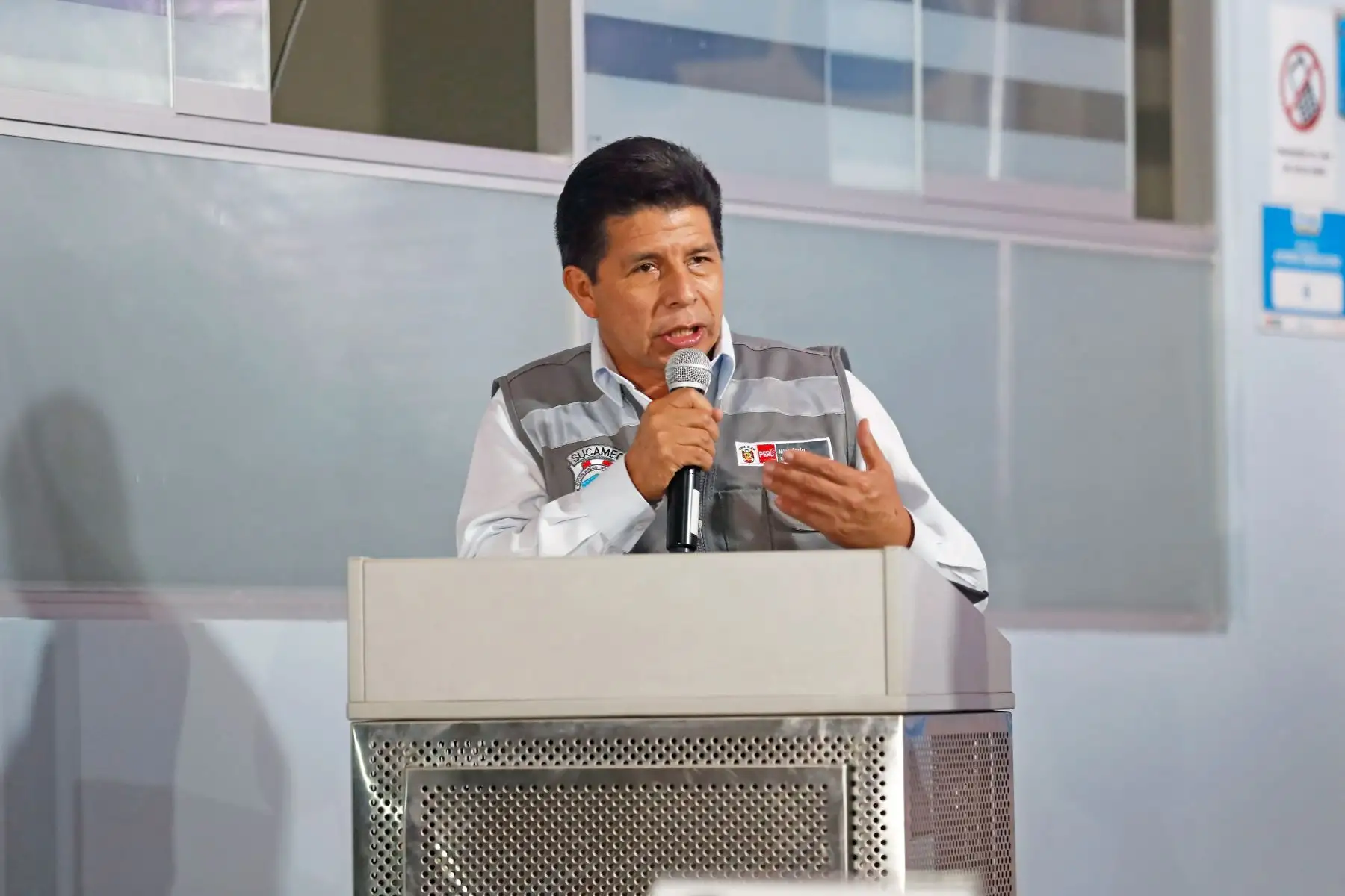 Presidente de la República, Pedro Castillo, junto al titular del Mininter, lidera la presentación de armas recuperadas por la SUCAMEC en los últimos 30 días. Foto: ANDINA/Prensa Presidencia