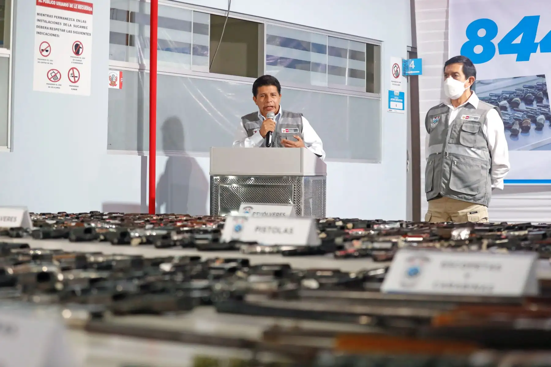 Presidente de la República, Pedro Castillo, junto al titular del Mininter, lidera la presentación de armas recuperadas por la SUCAMEC en los últimos 30 días. Foto: ANDINA/Prensa Presidencia