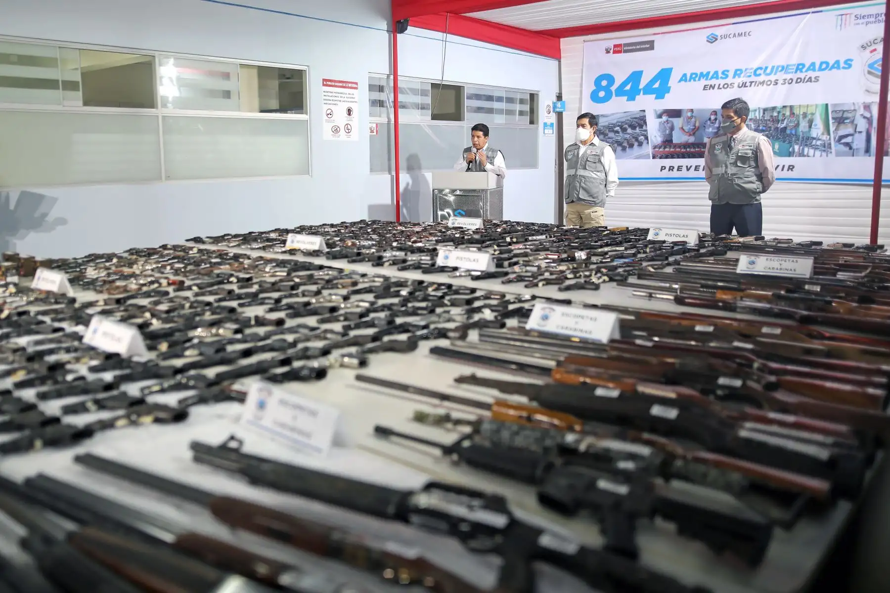 Presidente de la República, Pedro Castillo, junto al titular del Mininter, lidera la presentación de armas recuperadas por la SUCAMEC en los últimos 30 días. Foto: ANDINA/Prensa Presidencia