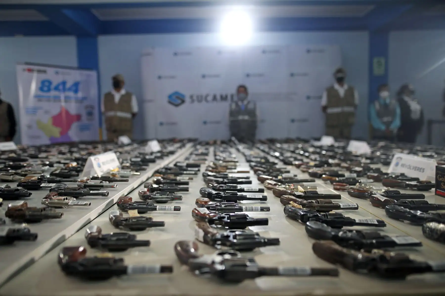 Presidente de la República, Pedro Castillo, junto al titular del Mininter, lidera la presentación de armas recuperadas por la SUCAMEC en los últimos 30 días. Foto: ANDINA/Prensa Presidencia