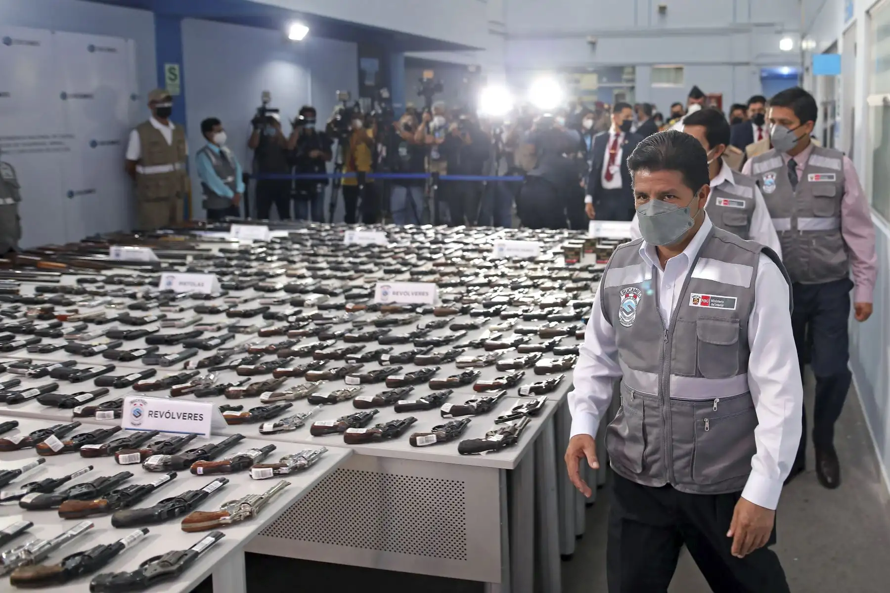 Presidente de la República, Pedro Castillo, junto al titular del Mininter, lidera la presentación de armas recuperadas por la SUCAMEC en los últimos 30 días. Foto: ANDINA/Prensa Presidencia