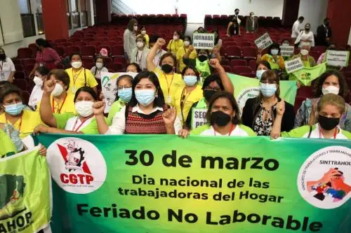 Ministra de Trabajo y Promoción del Empleo, Betssy Chavez, con trabajadoras del hogar. Foto: Cortesía.