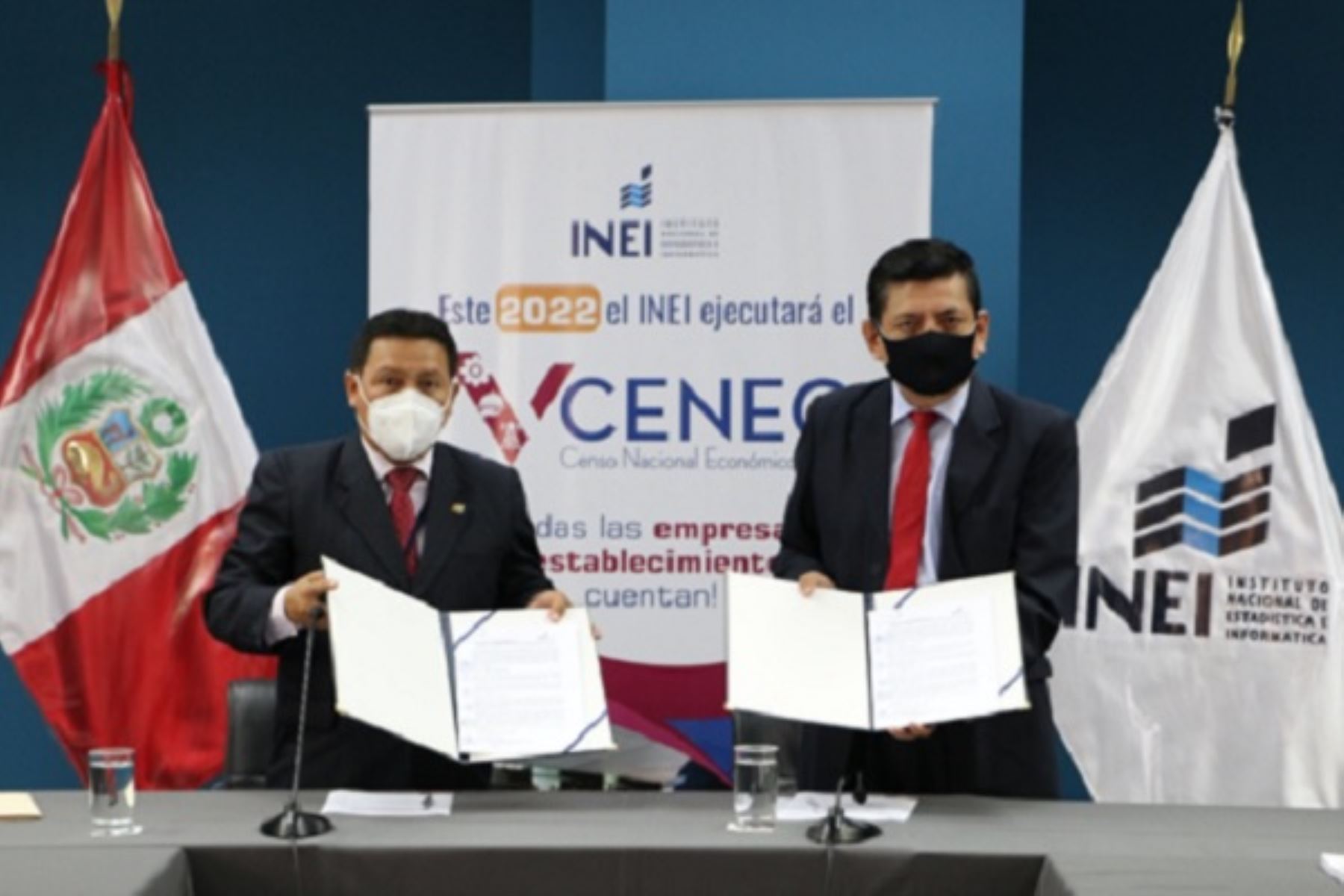Jefe del INEI, Dante Carhuavilca Bonett y el decano del Colegio de Contadores Públicos de Lima, Rafael Velásquez Soriano, firman convenio de cooperación interinstitucional. Foto: Cortesía.
