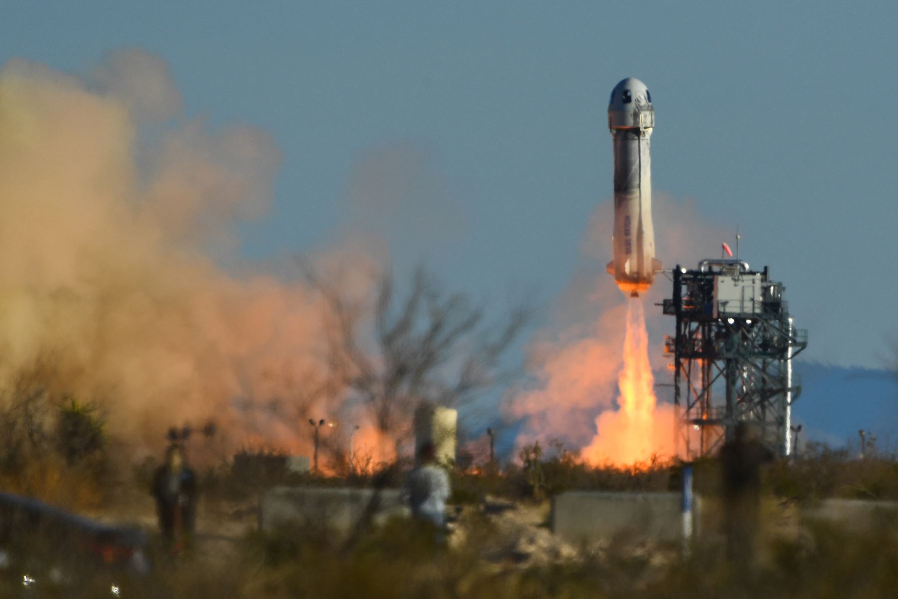 Lanzamiento del cohete New Shepard de Blue Origin se lanza en Texas. La misión NS-20 lleva al arquitecto jefe de New Shepard de Blue Origin Gary Lai, Marty Allen, Sharon Hagle, Marc Hagle, Jim Kitchen y el Dr. George Nield al espacio. Foto: AFP