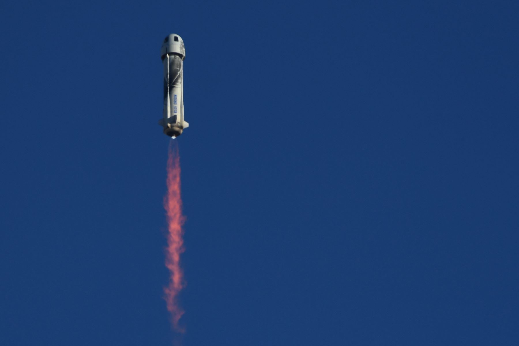 El cohete suborbital New Shepard despegó de la base Launch Site One de la compañía en el oeste de Texas a las 8H58 locales(13H58 GMT) con seis personas a bordo. Foto:AFP