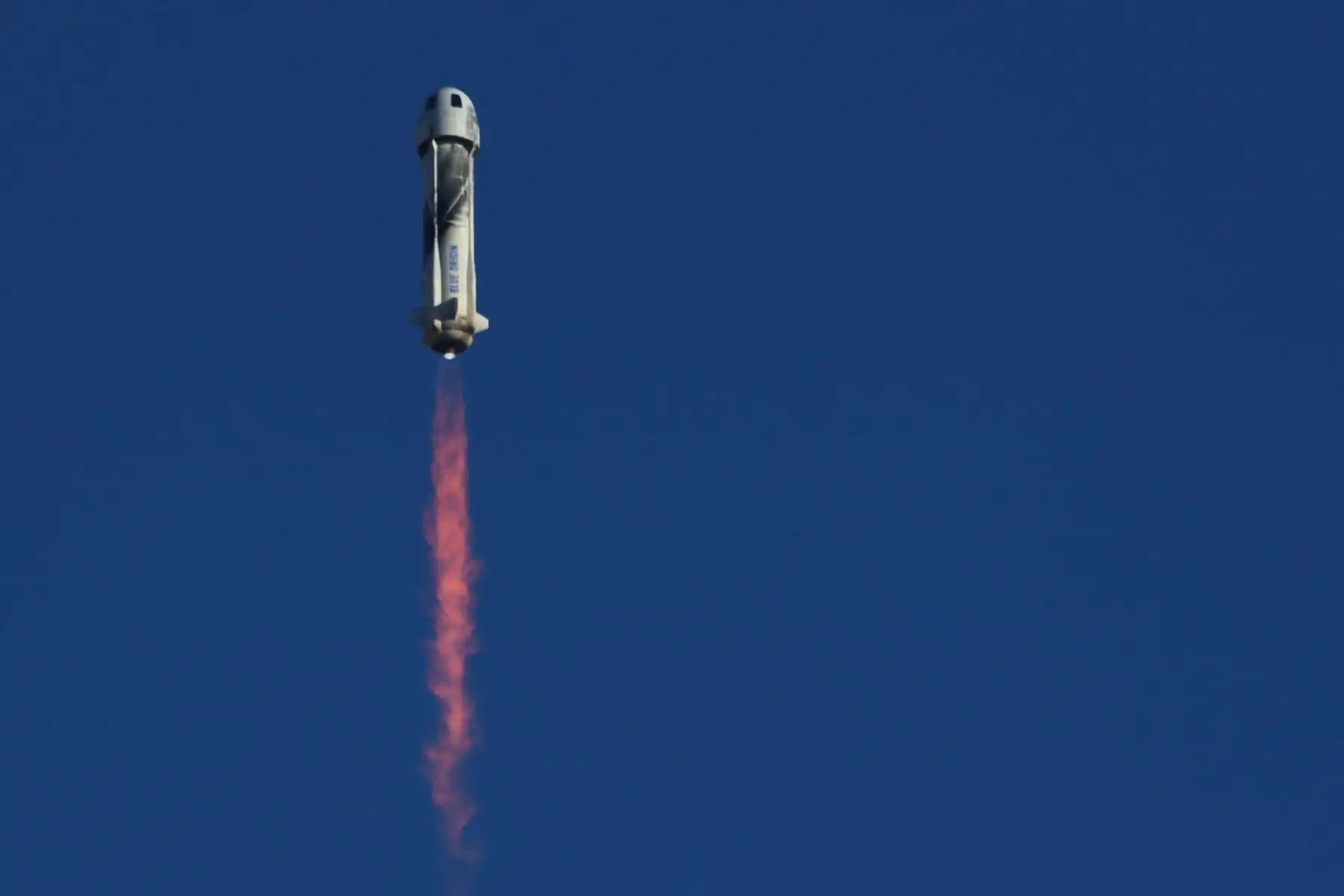Lanzamiento del cohete New Shepard de Blue Origin se lanza en Texas. La misión NS-20 lleva al arquitecto jefe de New Shepard de Blue Origin Gary Lai, Marty Allen, Sharon Hagle, Marc Hagle, Jim Kitchen y el Dr. George Nield al espacio. Foto: AFP