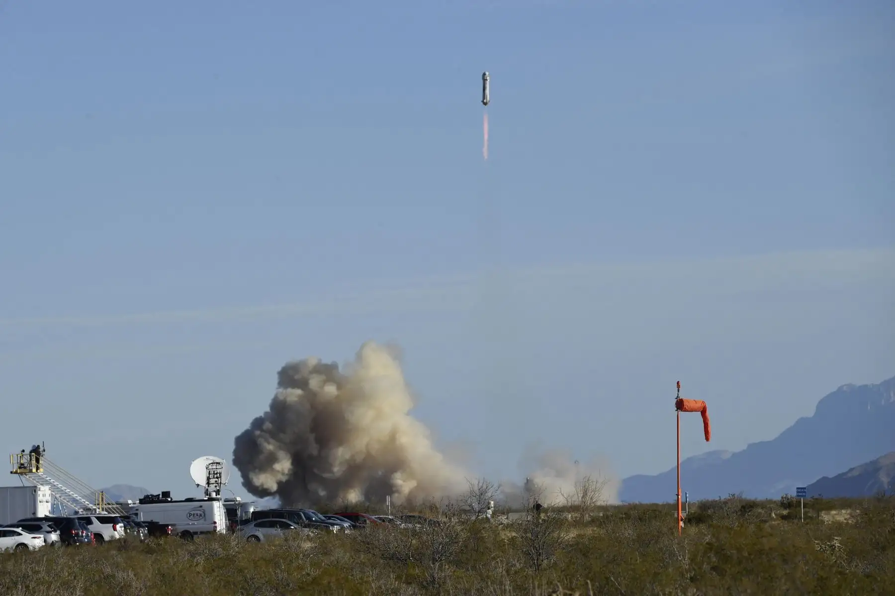 Lanzamiento del cohete New Shepard de Blue Origin se lanza en Texas. La misión NS-20 lleva al arquitecto jefe de New Shepard de Blue Origin Gary Lai, Marty Allen, Sharon Hagle, Marc Hagle, Jim Kitchen y el Dr. George Nield al espacio. Foto: AFP