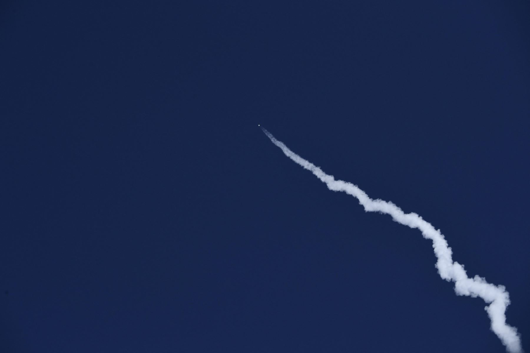 Lanzamiento del cohete New Shepard de Blue Origin se lanza en Texas. La misión NS-20 lleva al arquitecto jefe de New Shepard de Blue Origin Gary Lai, Marty Allen, Sharon Hagle, Marc Hagle, Jim Kitchen y el Dr. George Nield al espacio. Foto: AFP
