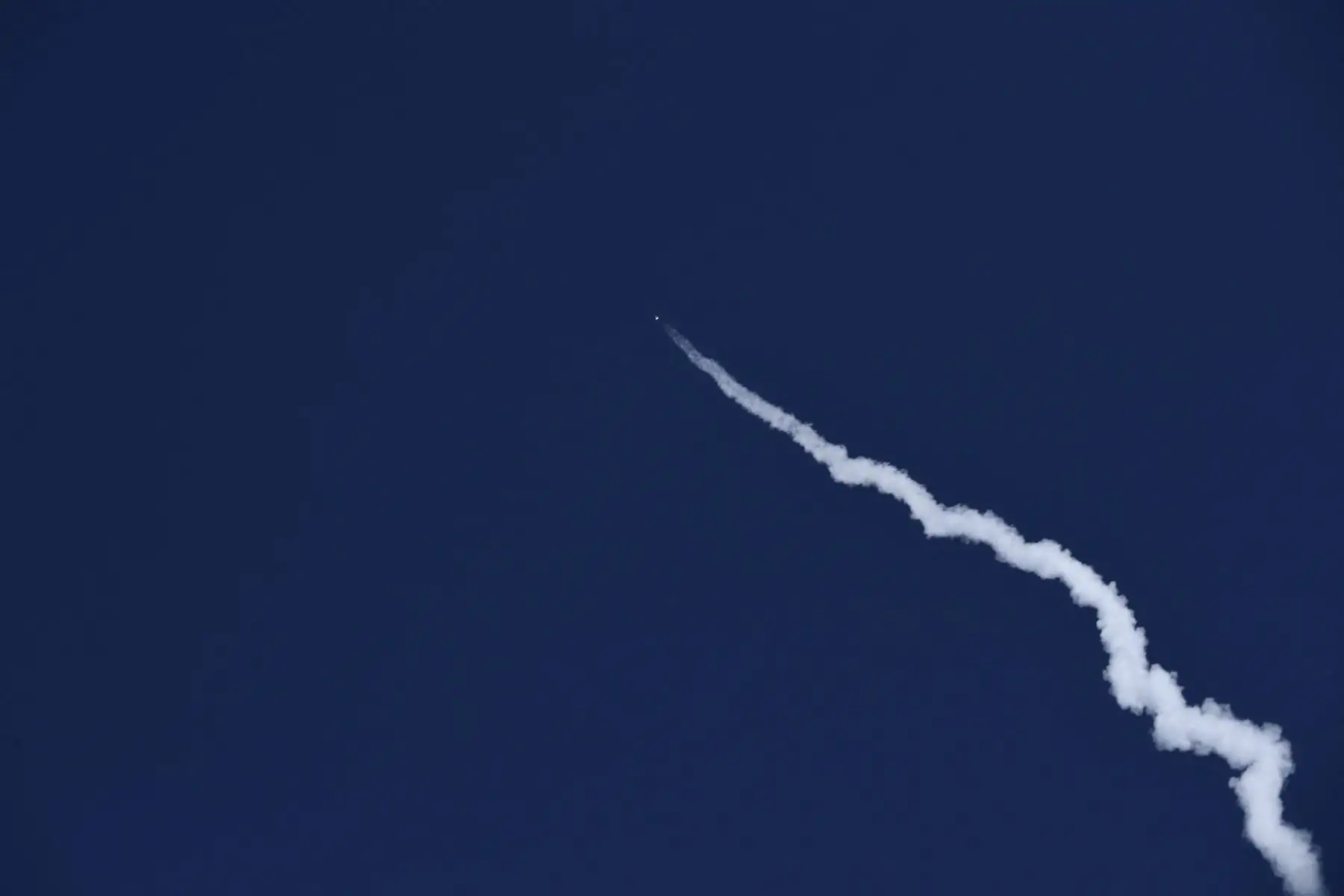 Lanzamiento del cohete New Shepard de Blue Origin se lanza en Texas. La misión NS-20 lleva al arquitecto jefe de New Shepard de Blue Origin Gary Lai, Marty Allen, Sharon Hagle, Marc Hagle, Jim Kitchen y el Dr. George Nield al espacio. Foto: AFP