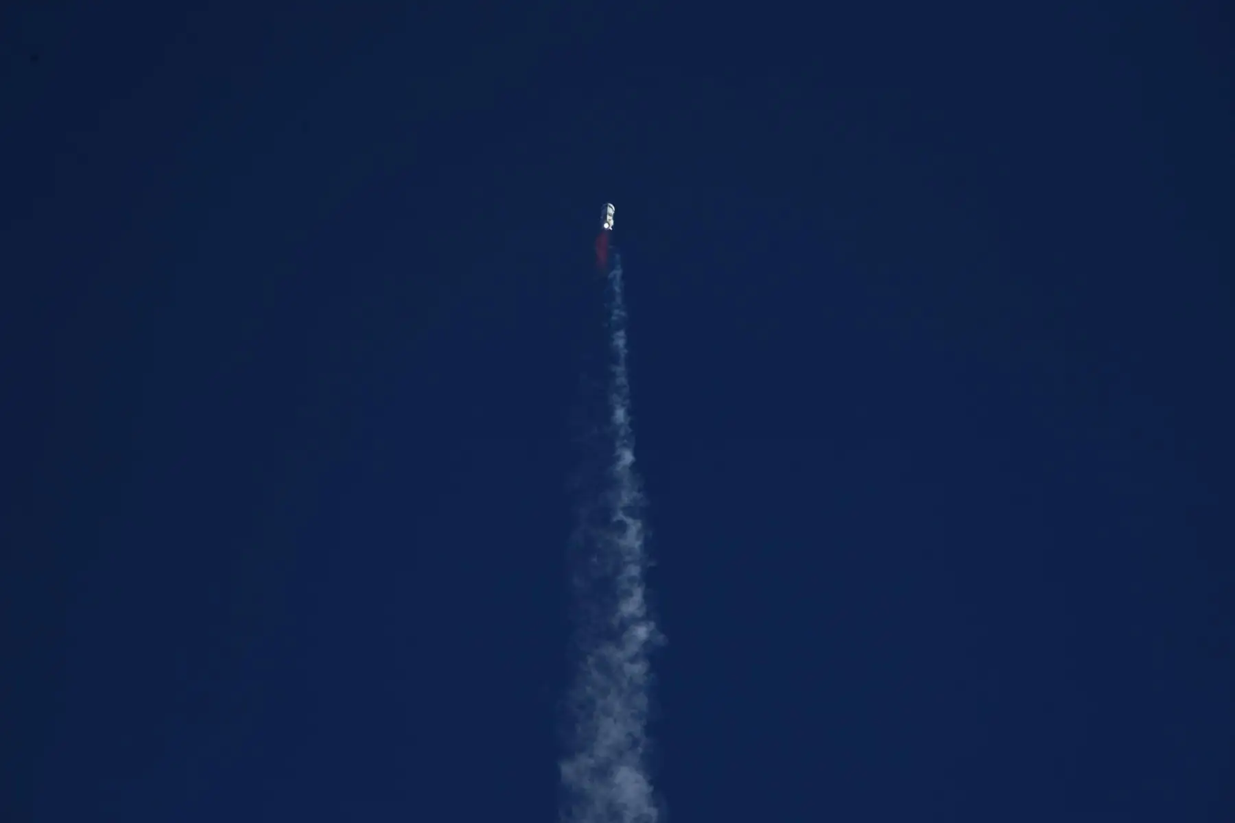 Lanzamiento del cohete New Shepard de Blue Origin se lanza en Texas. La misión NS-20 lleva al arquitecto jefe de New Shepard de Blue Origin Gary Lai, Marty Allen, Sharon Hagle, Marc Hagle, Jim Kitchen y el Dr. George Nield al espacio. Foto: AFP