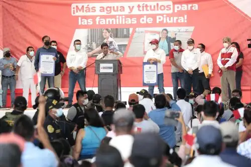 El presidente Pedro Castillo lidera la entrega de 1,537 títulos de propiedad y del expediente técnico para el proyecto de agua y alcantarillado en los distritos de Piura y Castilla. Foto: ANDINA/ Prensa Presidencia.