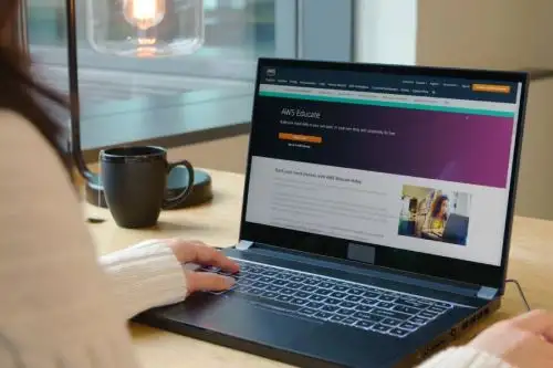 AWS Educate permite acceder acceder a cientos de horas de de capacitación, incluidos más de 50 cursos. Foto: AWS.