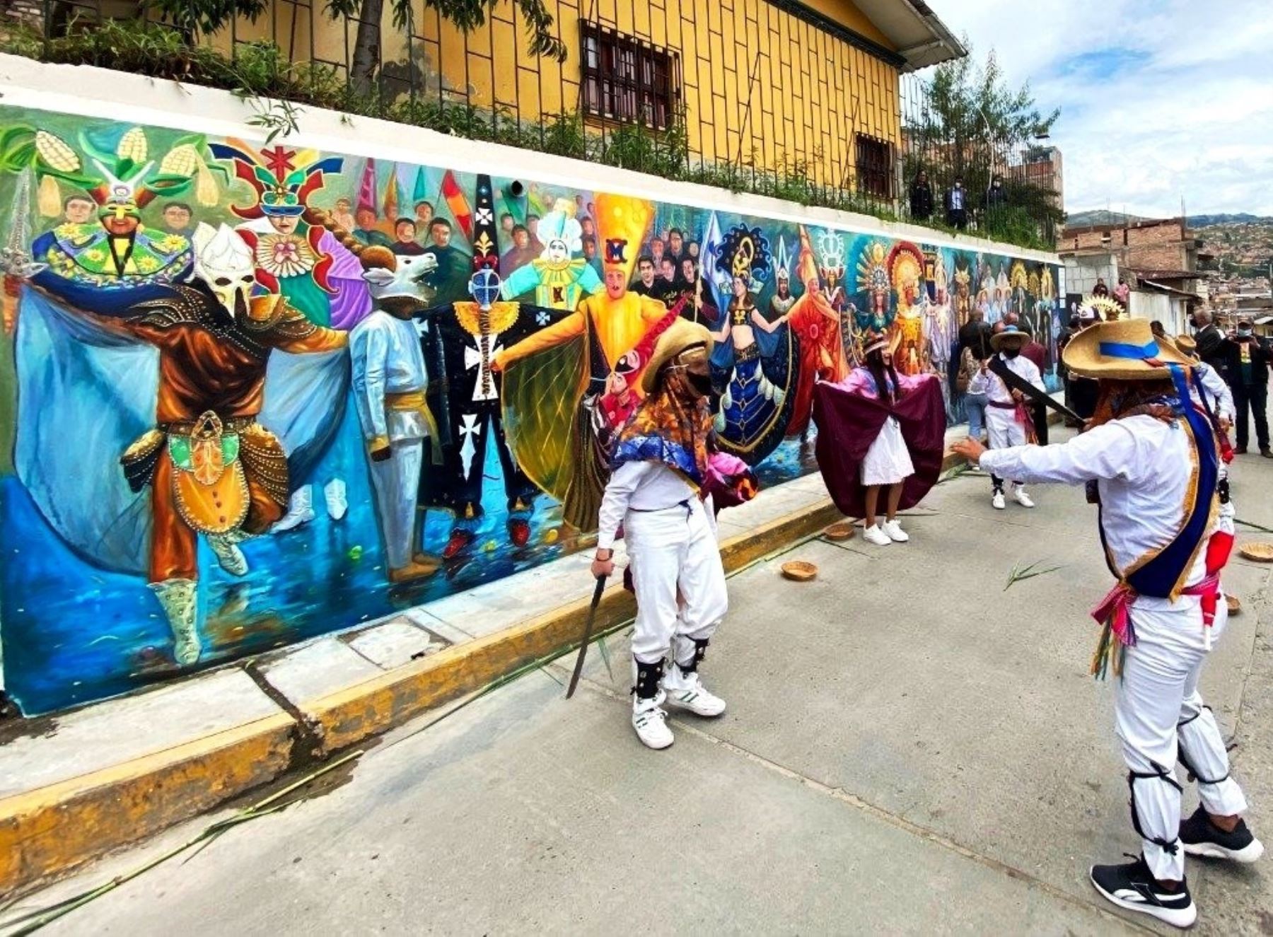 Cajamarca develó un gigantesco mural del carnaval en la emblemática colina Santa Apolonia para revalorar la culttura e identidad de esta región. Foto: Eduard Lozano