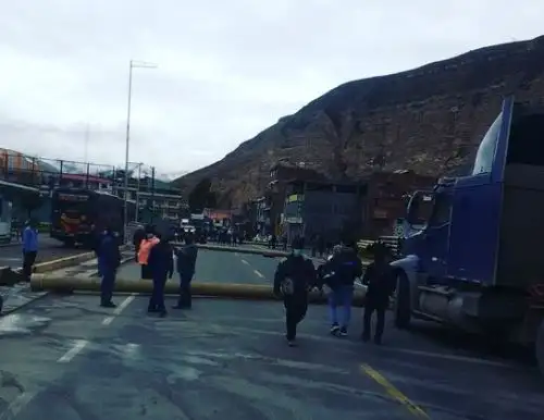 Junín, Arequipa y Puno son las regiones más afectadas por bloqueos de carreteras debido al paro de transportistas de carga.