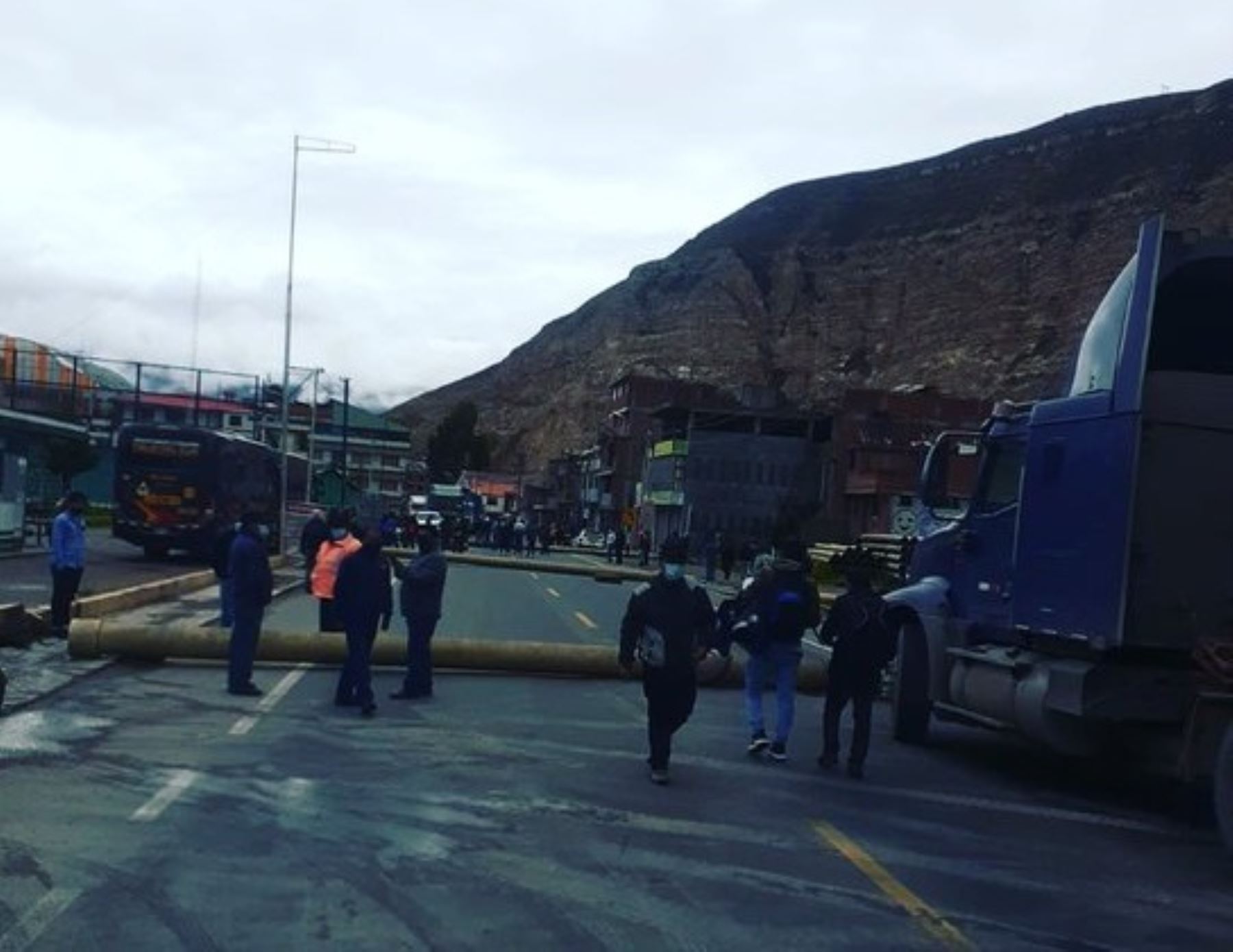 Junín, Arequipa y Puno son las regiones más afectadas por bloqueos de carreteras debido al paro de transportistas de carga.