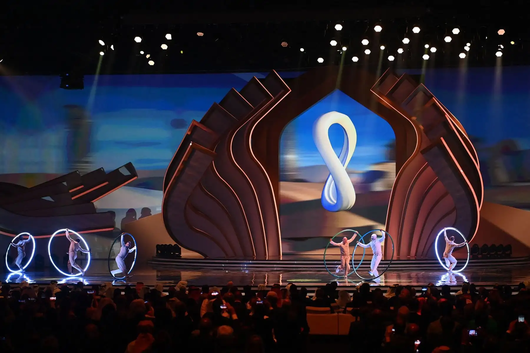 Bailarines actúan durante el sorteo de la Copa Mundial 2022 en Qatar en el Centro de Convenciones y Exposiciones de Doha. Foto: AFP