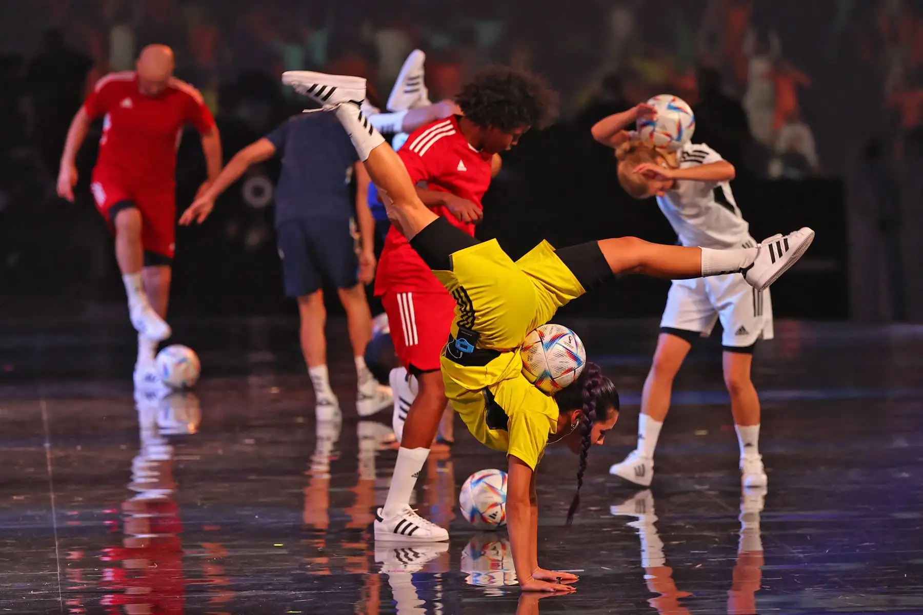 Los bailarines actúan durante el sorteo de la Copa Mundial 2022 en Qatar en el Centro de Convenciones y Exposiciones de Doha. Foto: AFP