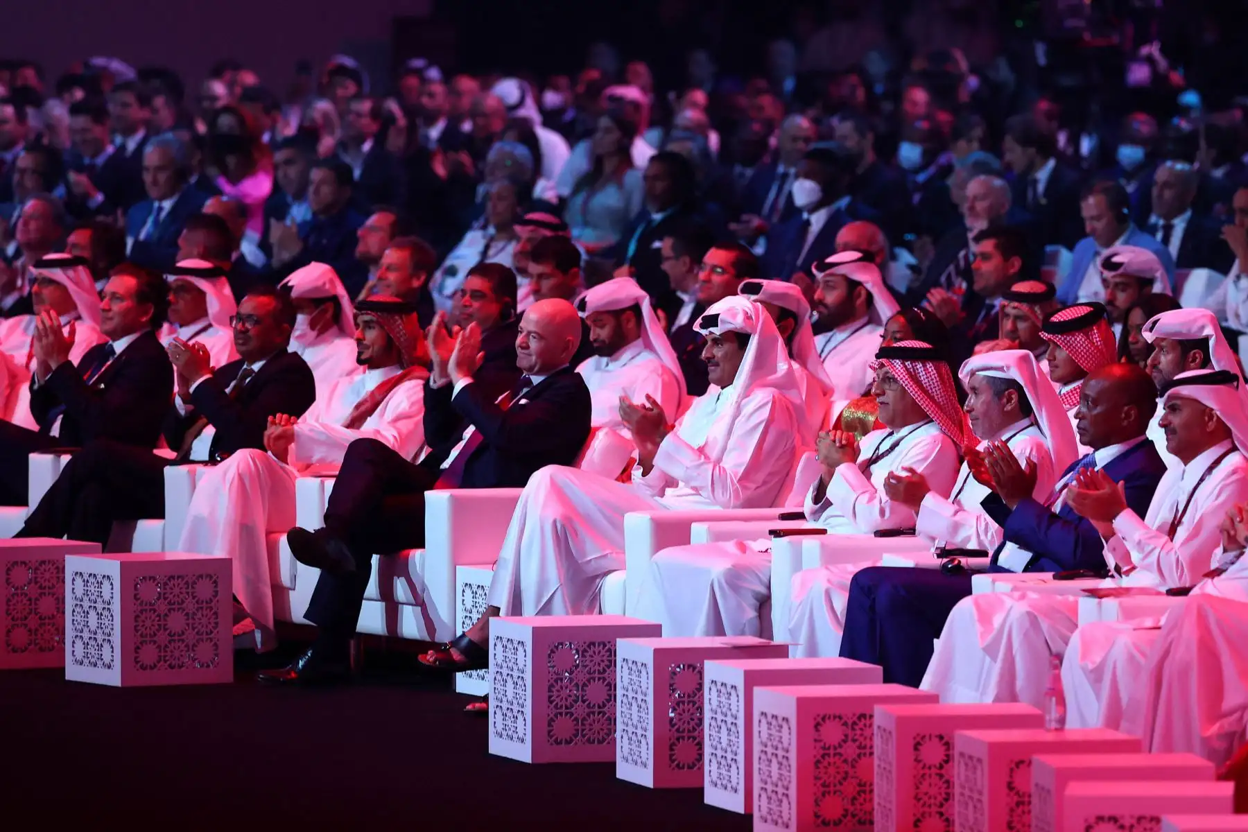 El emir jeque Tamim bin Hamad al-Thani de Catar y el presidente de la FIFA Gianni Infantino, asisten al sorteo de la Copa Mundial 2022 en Catar en el Centro de Convenciones y Exposiciones de Doha. Foto: AFP