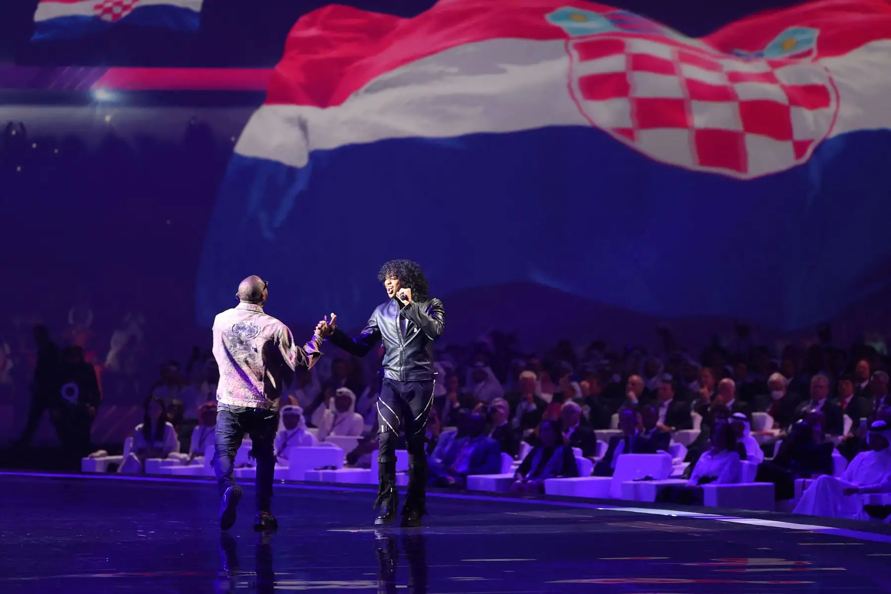 El cantante nigeriano-estadounidense Davido y la cantante estadounidense Trinidad Cardona, se presentan en el escenario durante el sorteo de la Copa Mundial 2022 en Catar en el Centro de Convenciones y Exposiciones de Doha. Foto: AFP