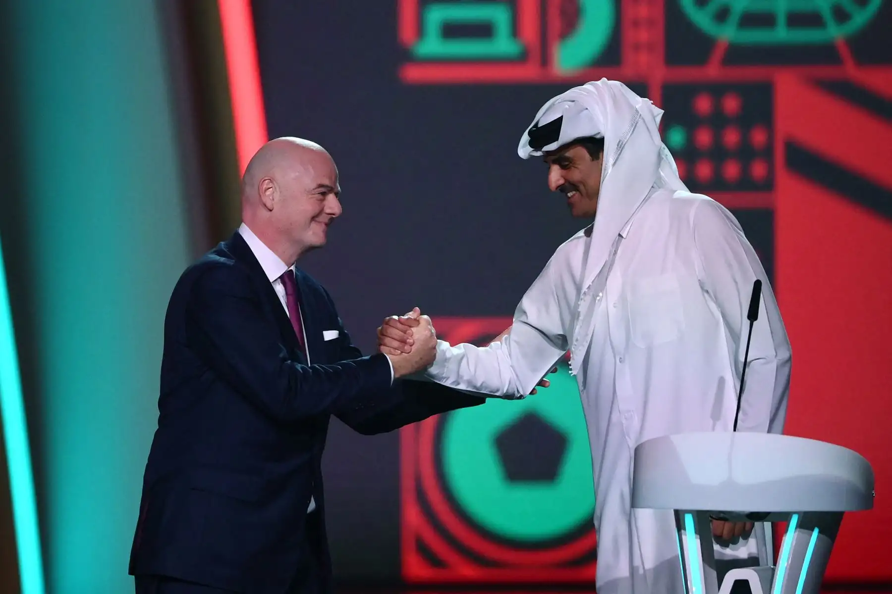 El presidente de la FIFA, Gianni Infantino, saluda al emir jeque Tamim bin Hamad al-Thani de Catar durante el sorteo de la Copa del Mundo de 2022 en Catar en el Centro de Convenciones y Exposiciones de Doha. Foto: AFP