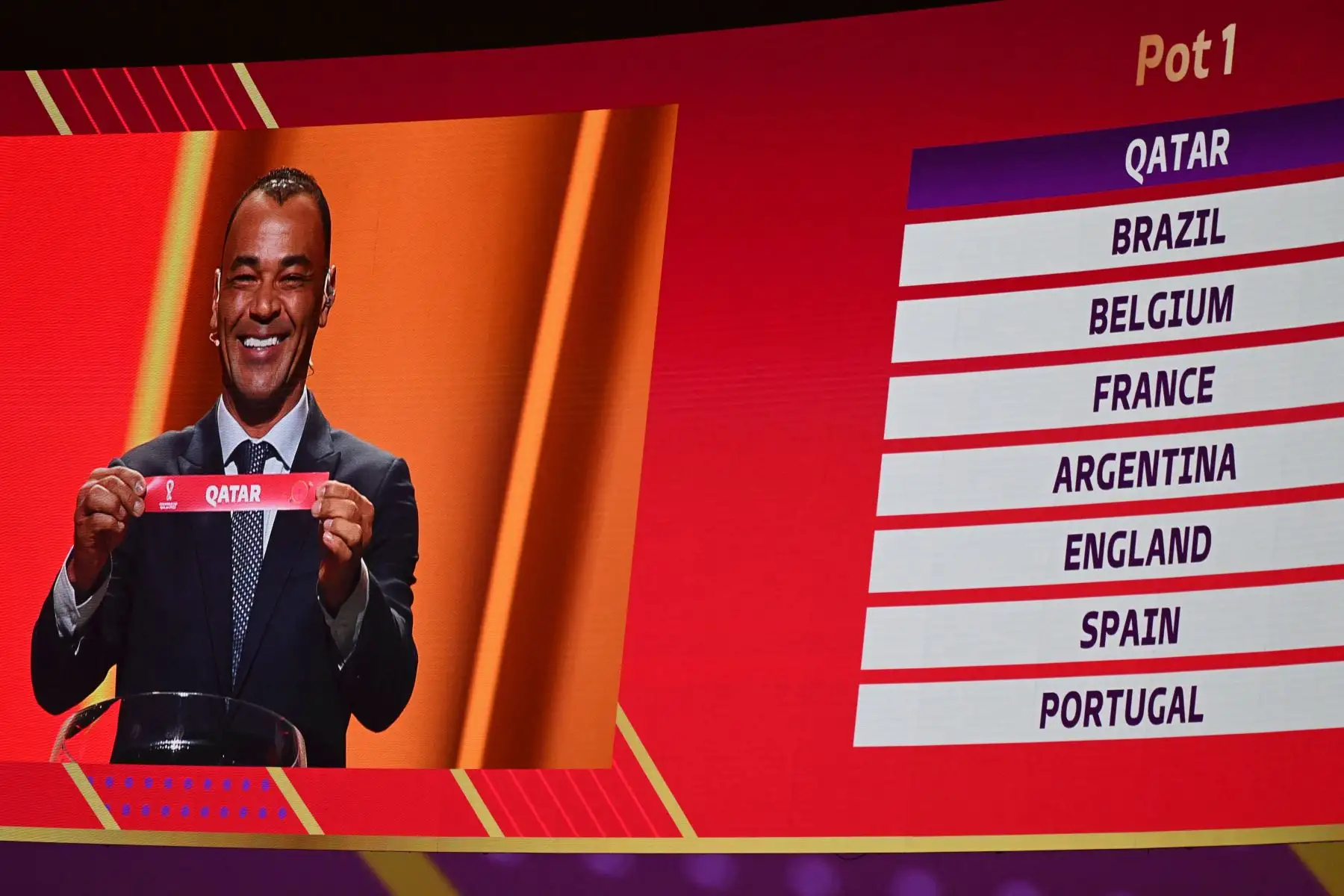 El ex futbolista brasileño y ganador de la Copa del Mundo Cafú muestra el nombre de Catar durante el sorteo de la Copa del Mundo 2022 en Catar en el Centro de Convenciones y Exposiciones de Doha. Foto: AFP