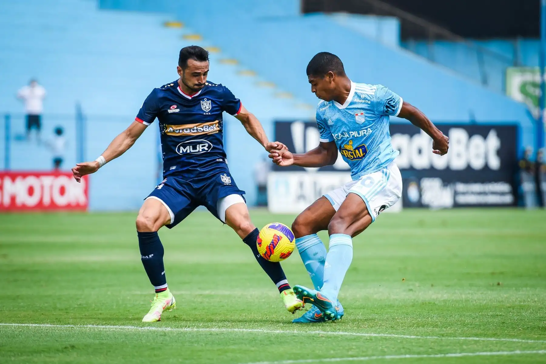 Percy Liza de Sporting Cristal disputa el balón ante su rival de San Martín durante partido por la octava fecha de la Liga 1, en el estadio Alberto Gallardo. Foto: Club Sporting Cristal